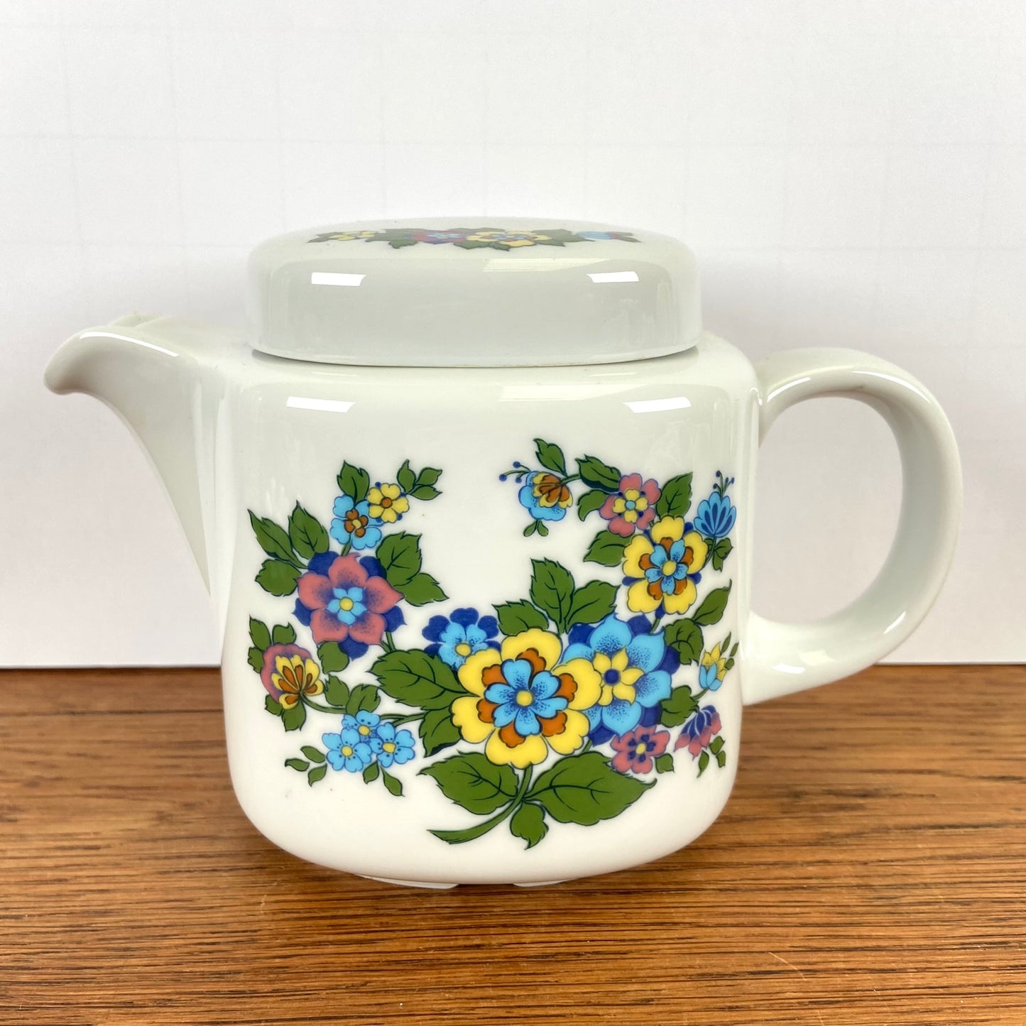 Theepot met vrolijke bloemetjes