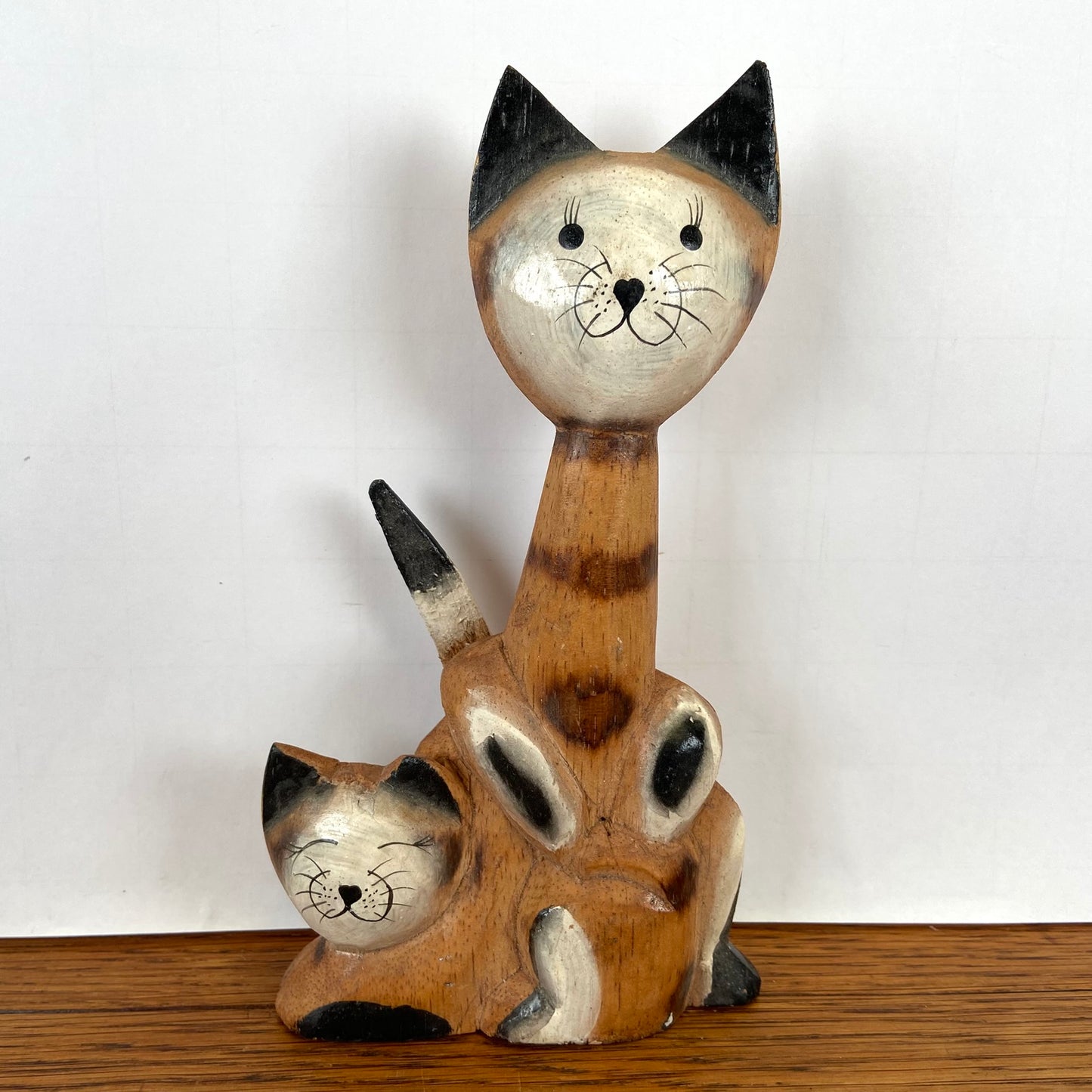 Houten beeldje katten
