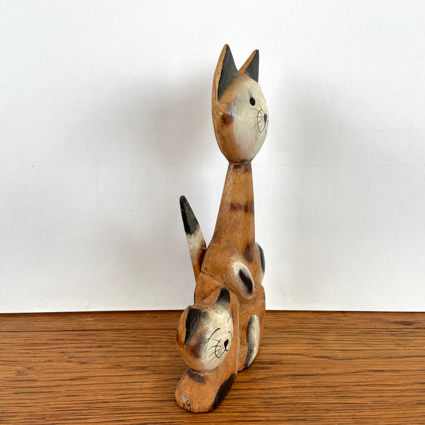 Houten beeldje katten