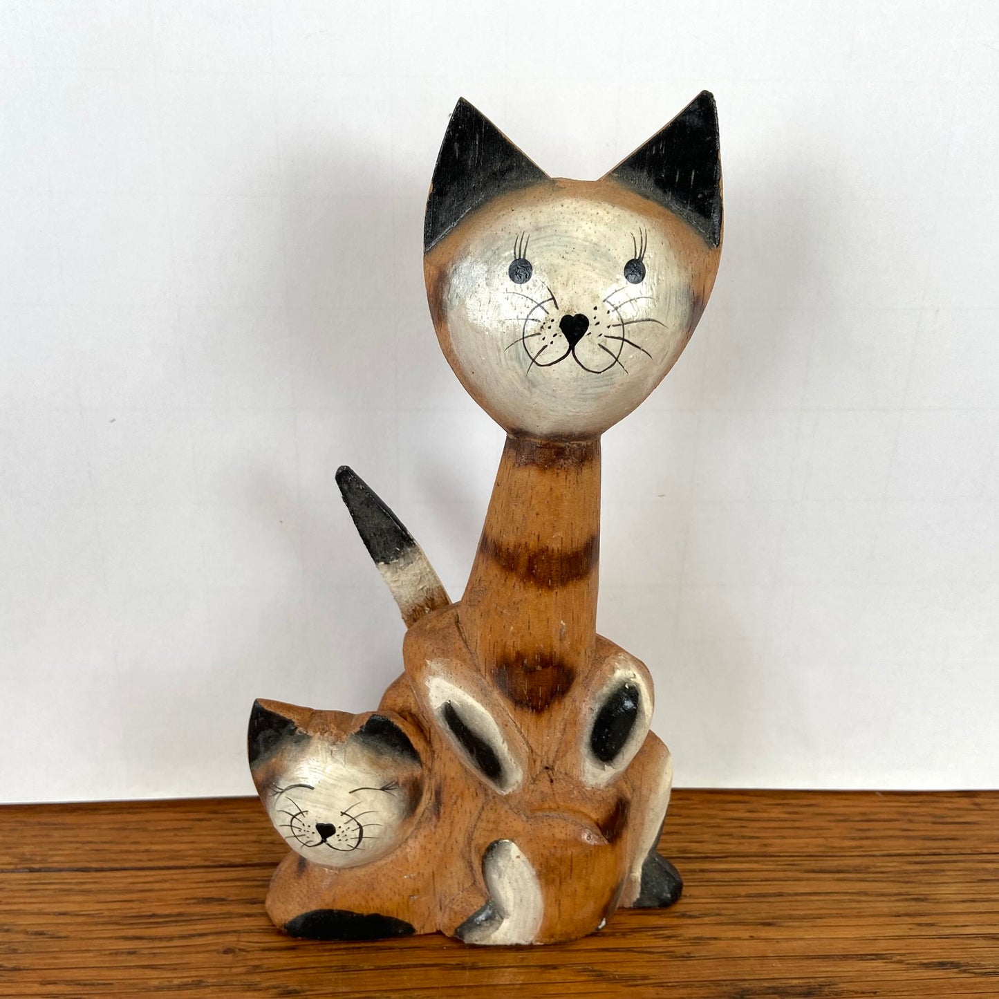 Houten beeldje katten