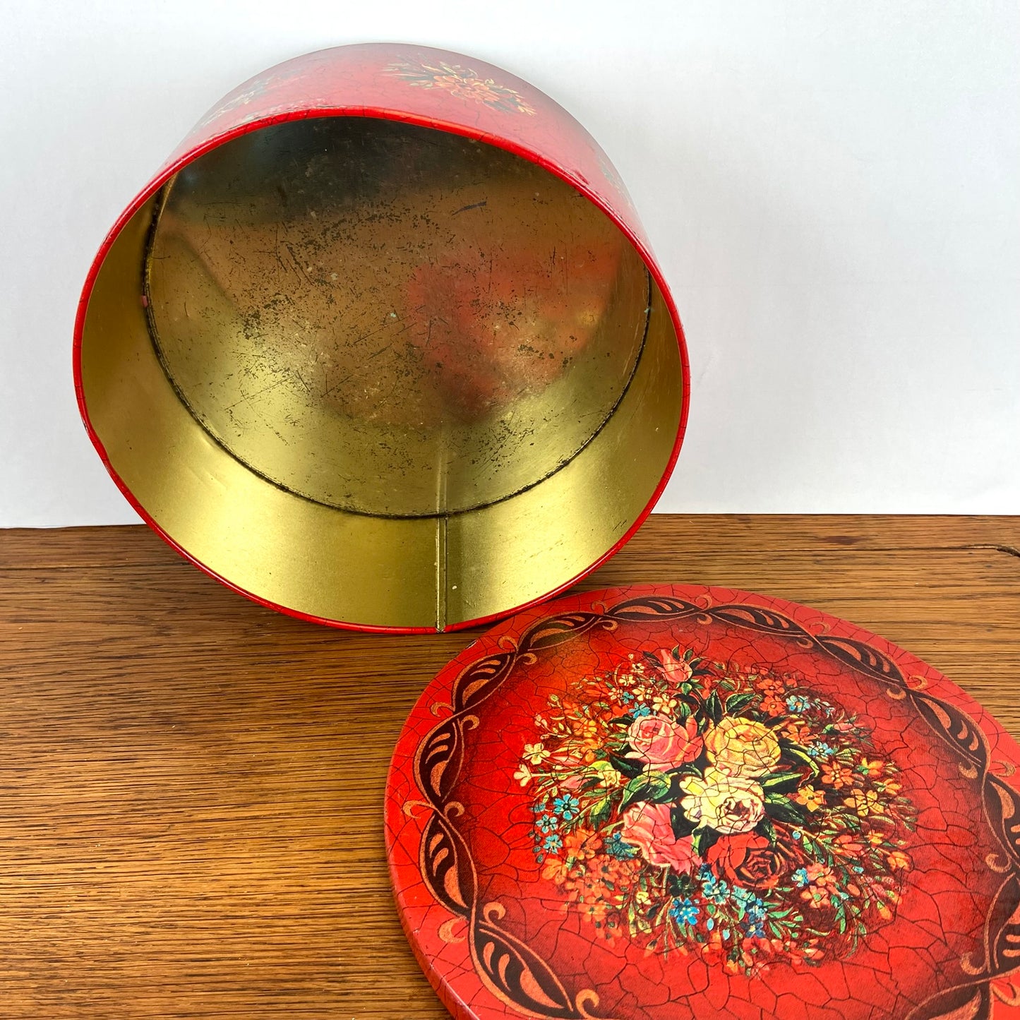 Vintage rond rood blik bloemen