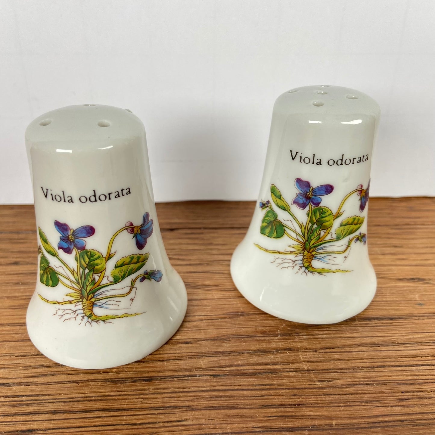 Peper en zoutstel wilde bloemen