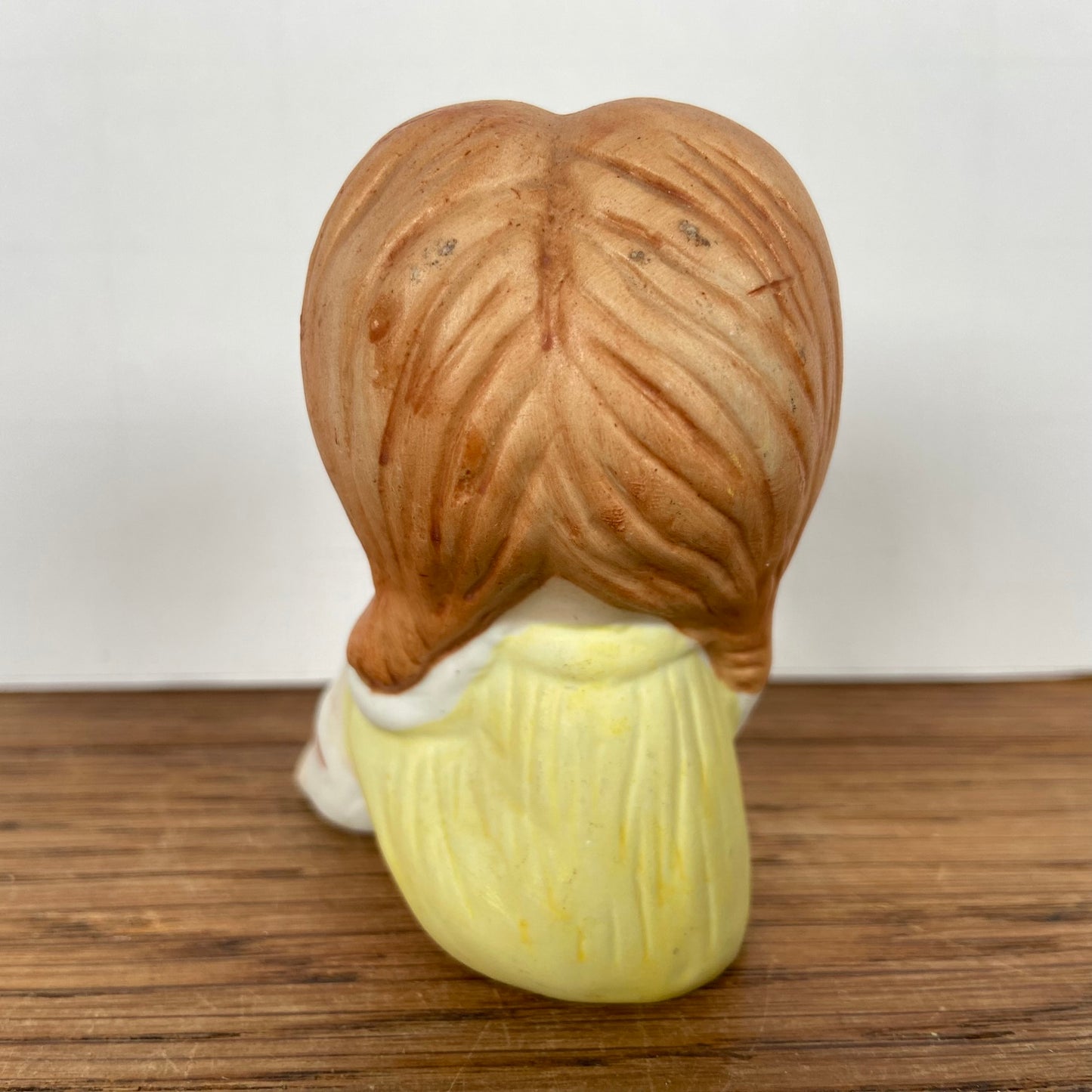 Beeldje zittend meisje