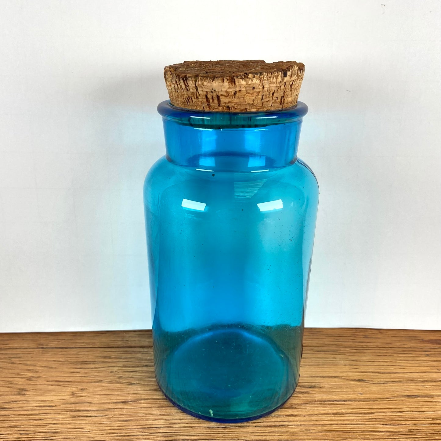 Blauwe apothekerspot met kurk
