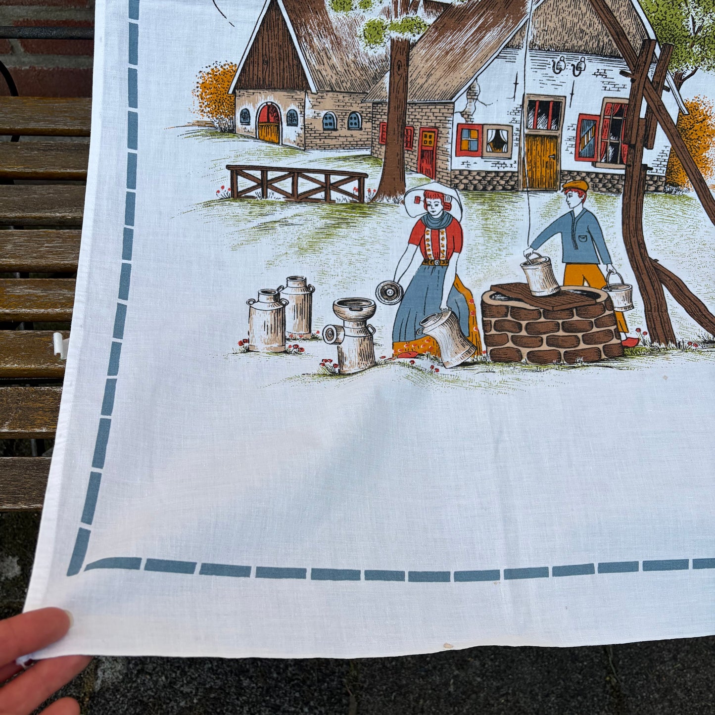 Vintage overhanddoek “Eigen haard is goud waard”