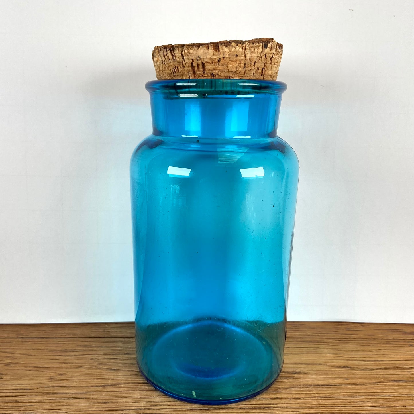 Blauwe apothekerspot met kurk