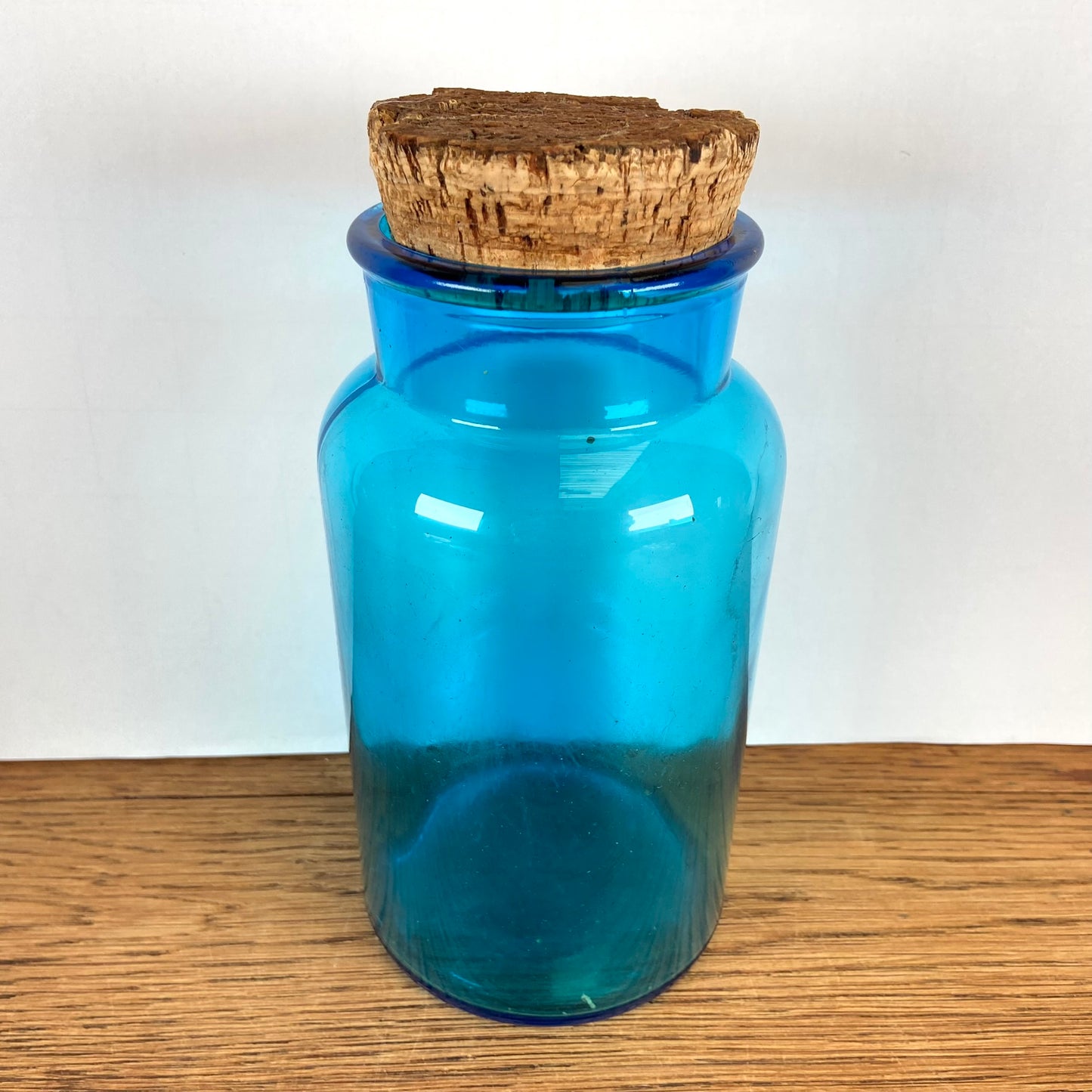 Blauwe apothekerspot met kurk
