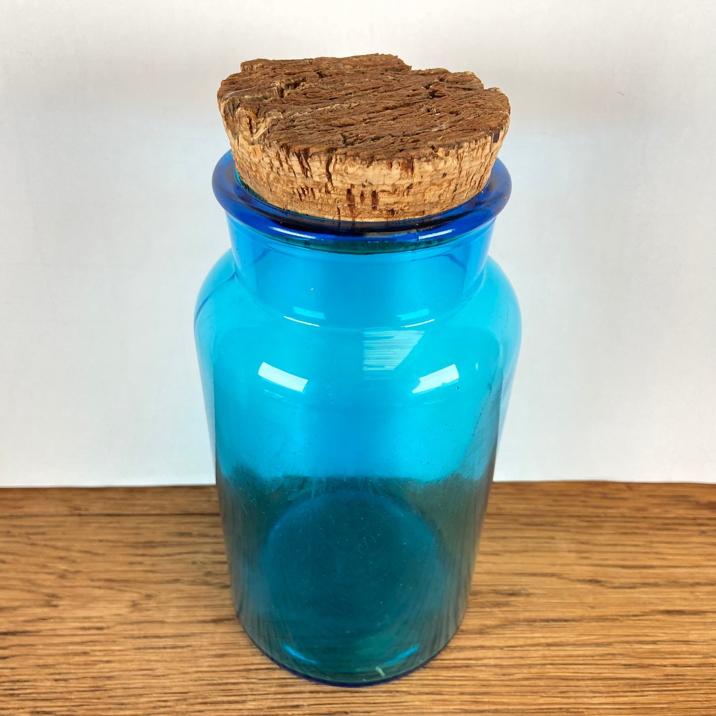 Blauwe apothekerspot met kurk
