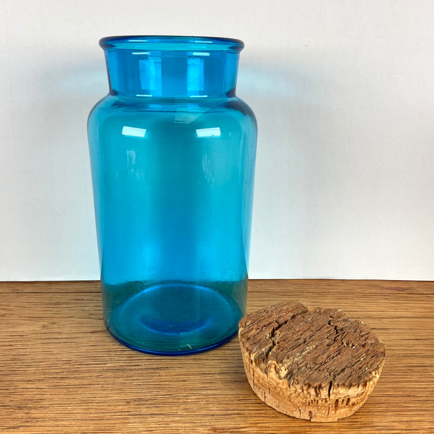 Blauwe apothekerspot met kurk