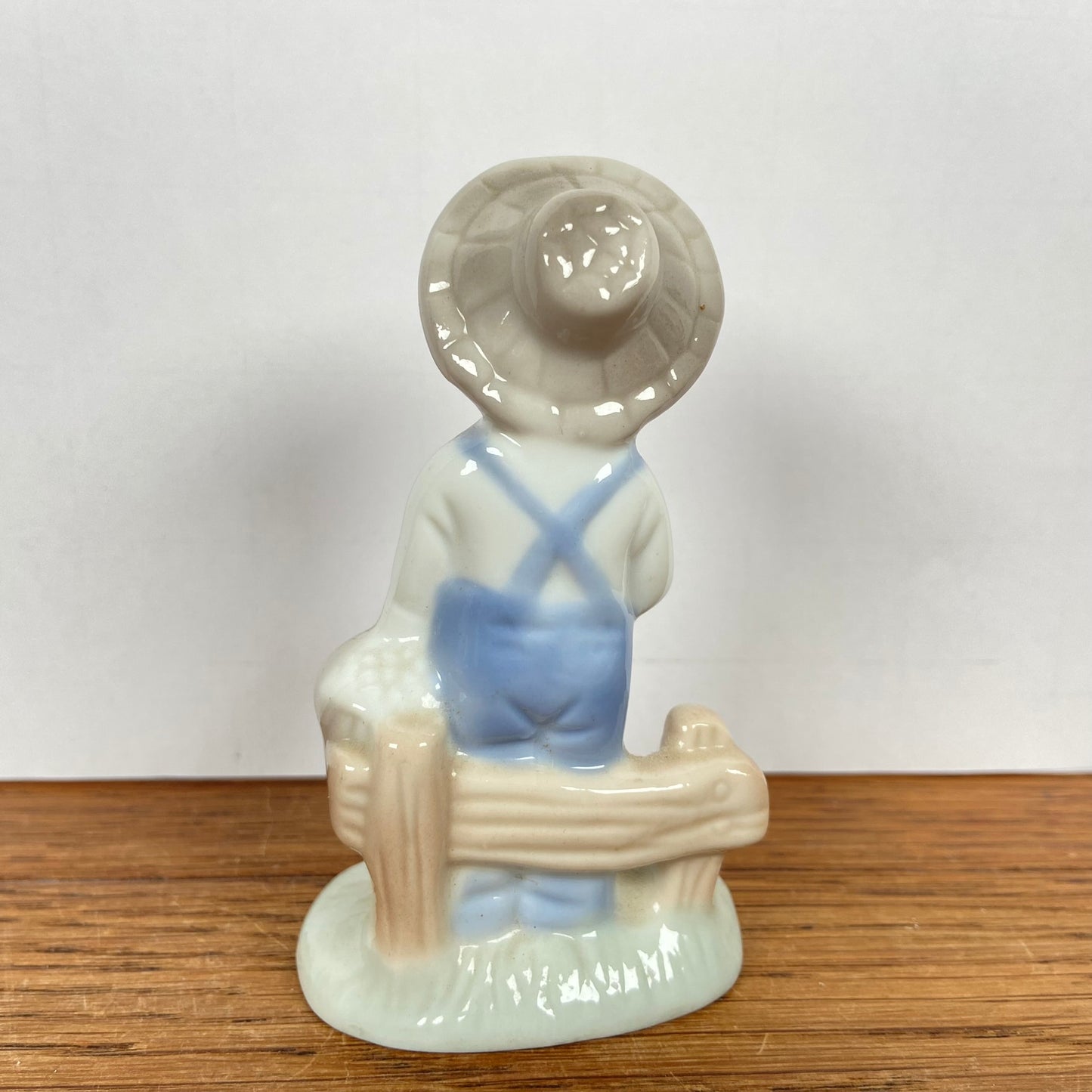 Beeldje kindje tuinbroek