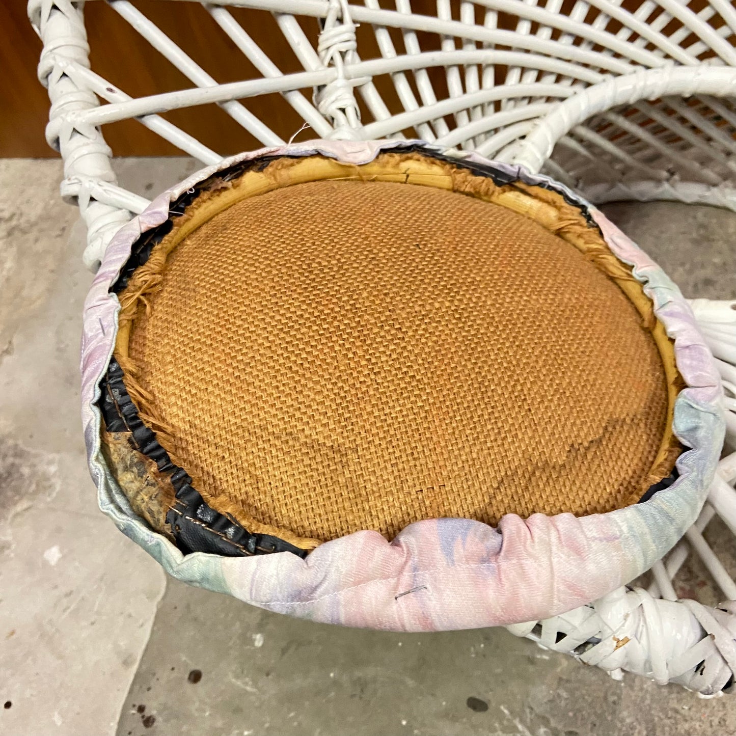 Vintage witte ronde rotan stoel