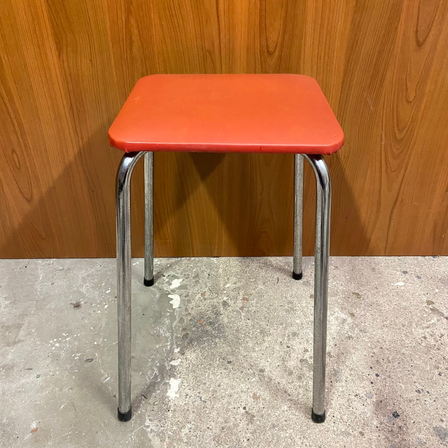 Vintage oranje krukje