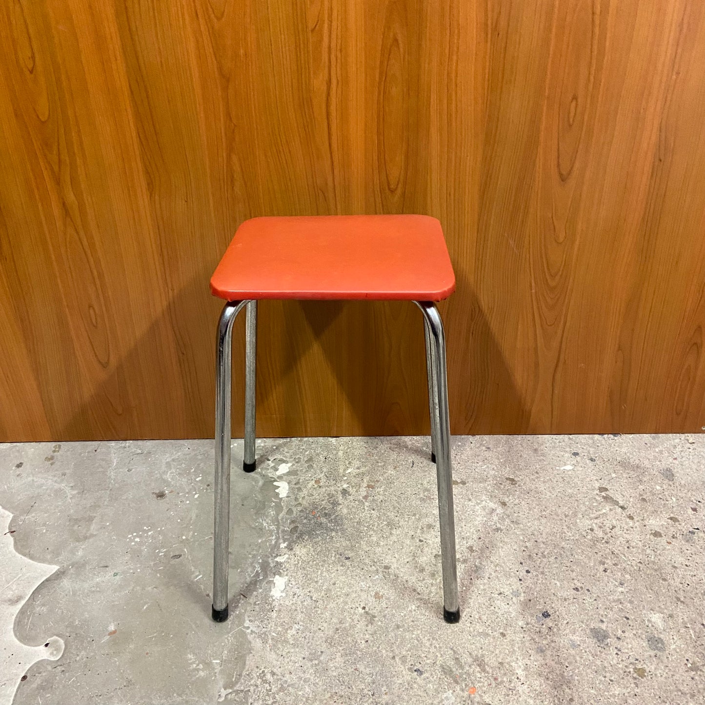 Vintage oranje krukje
