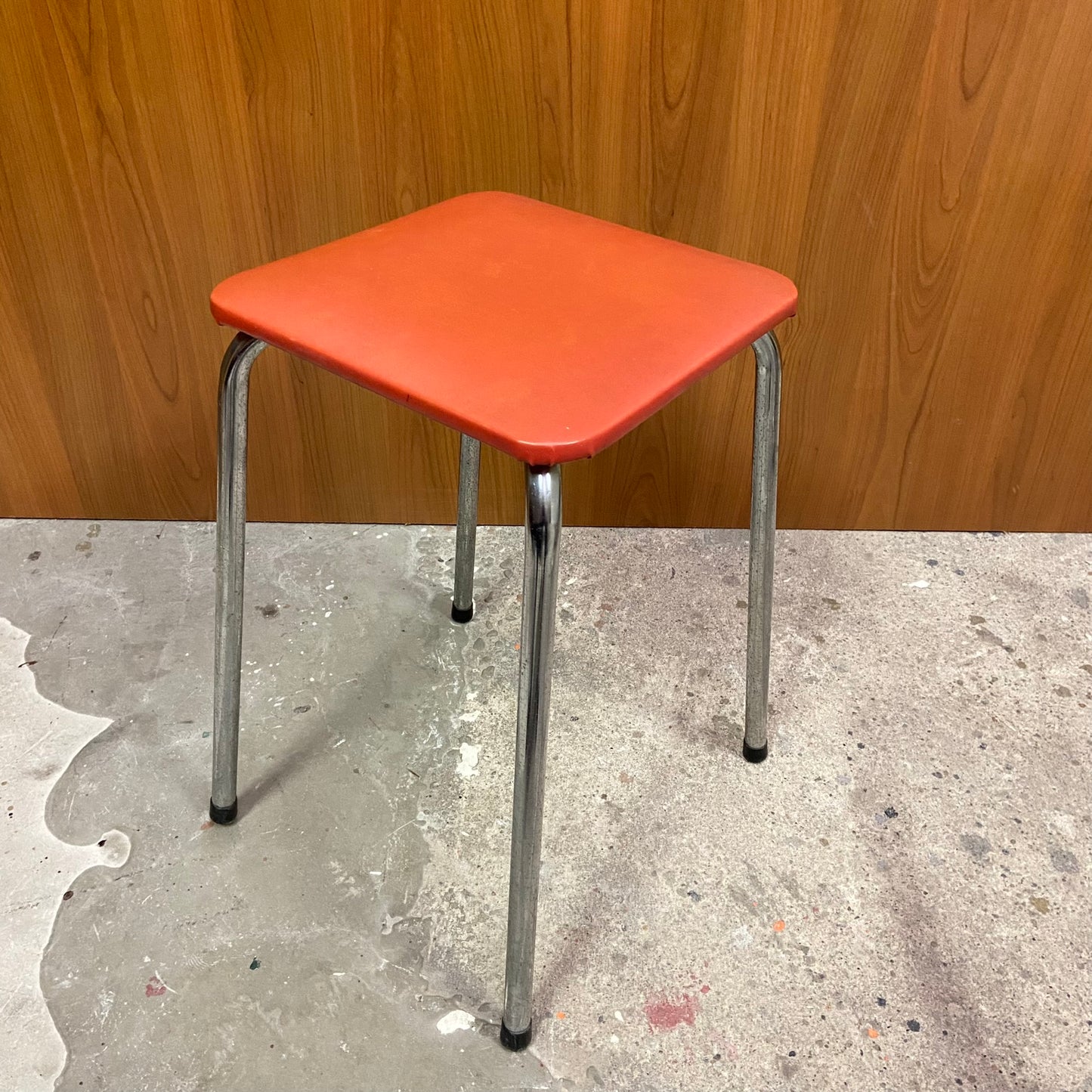 Vintage oranje krukje