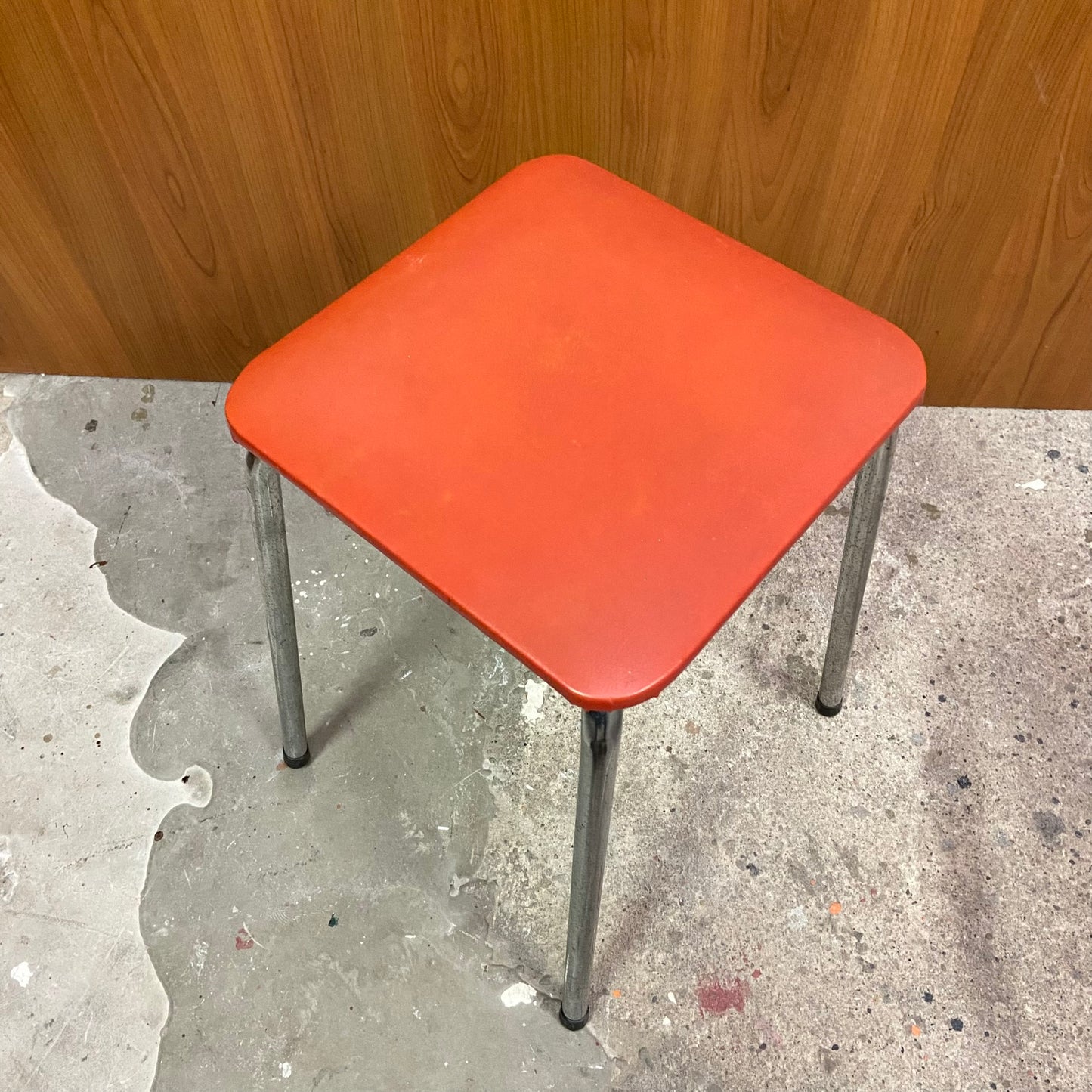 Vintage oranje krukje