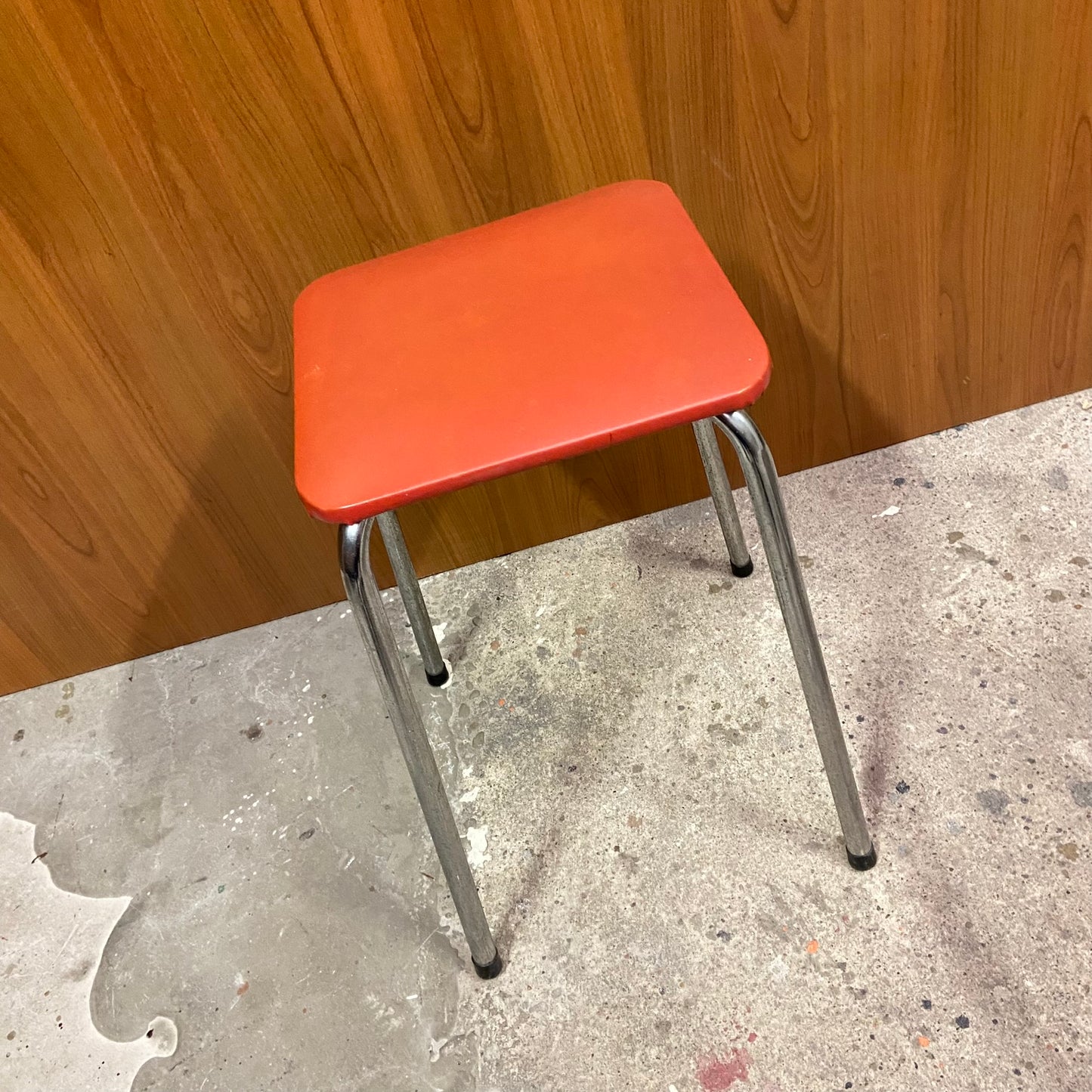 Vintage oranje krukje