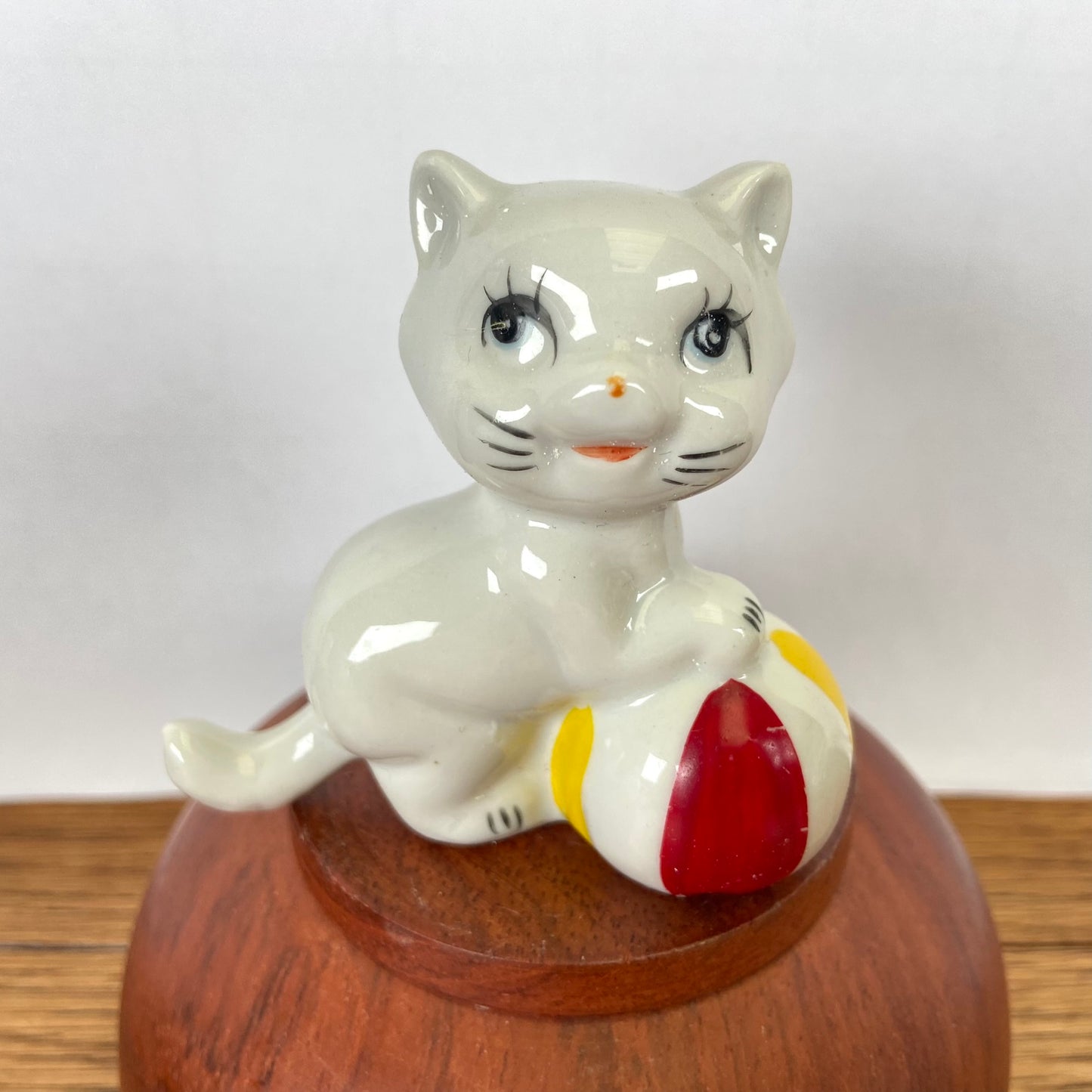 beeldje katje met bal