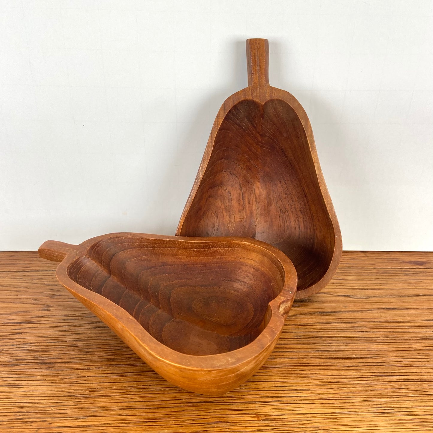 set van 2vintage houten peren schaaltjes