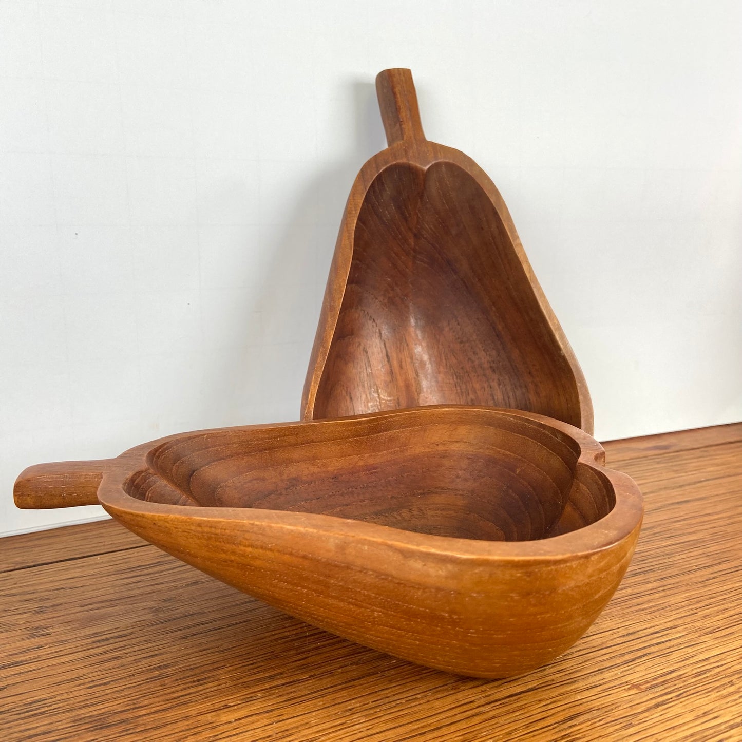 set van 2vintage houten peren schaaltjes
