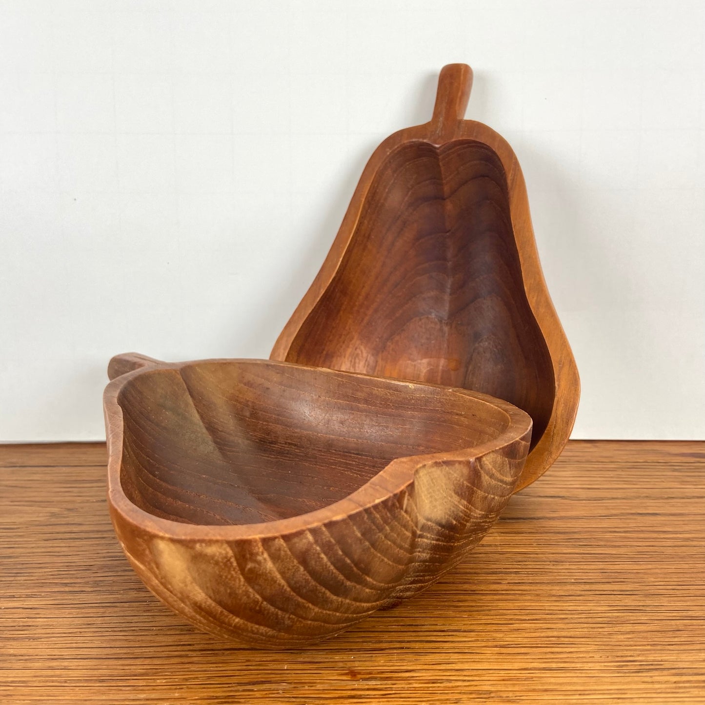 set van 2vintage houten peren schaaltjes