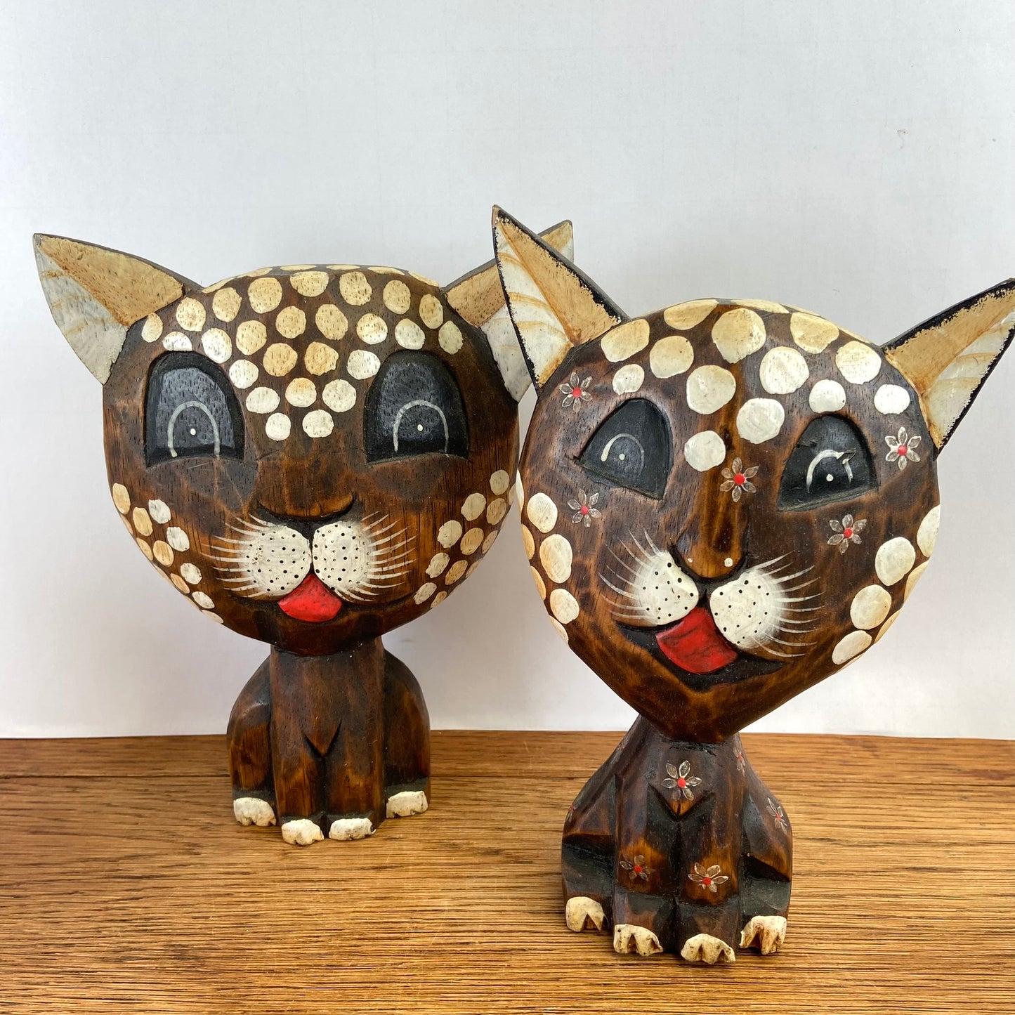 2 houten katten