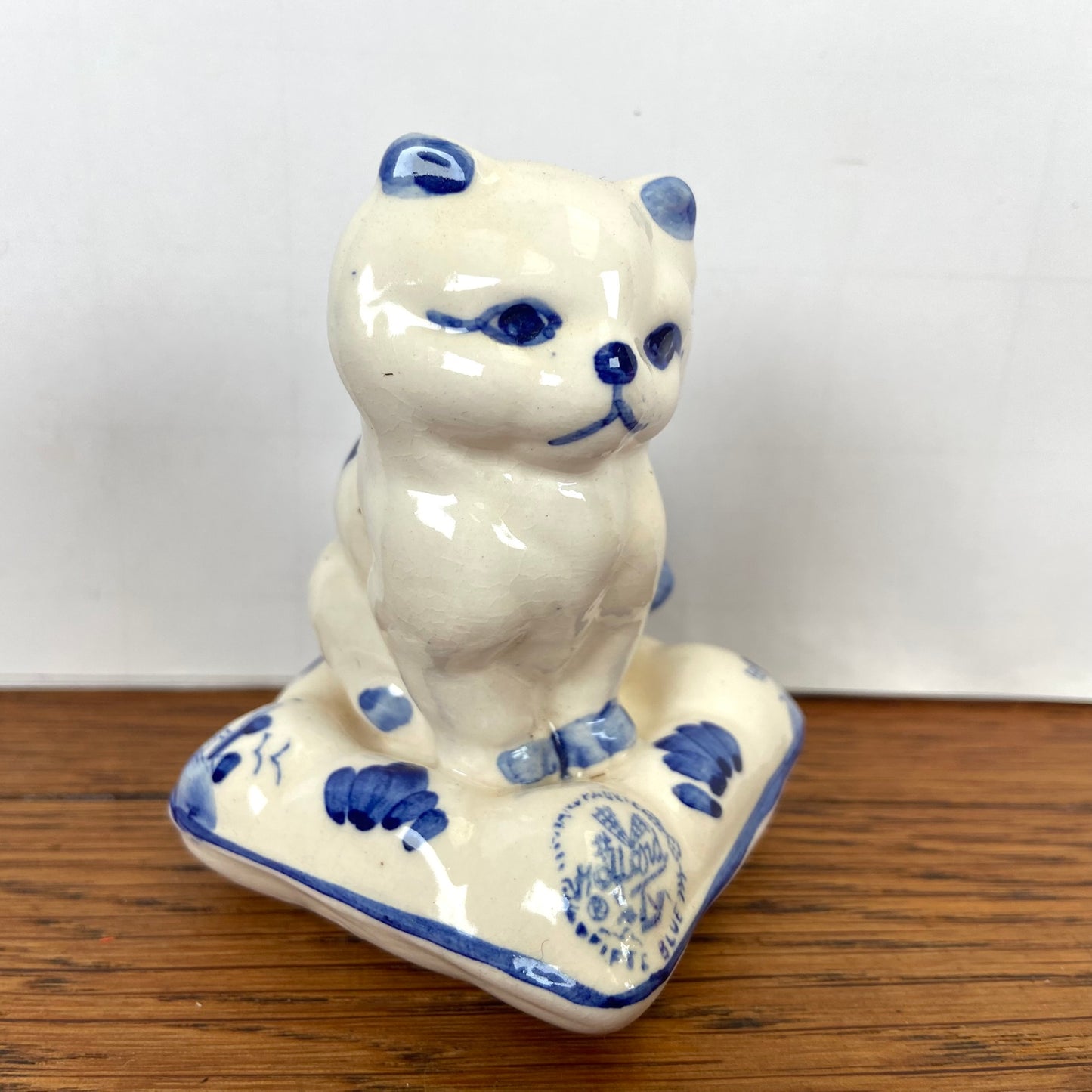 Vintage katje op kussen