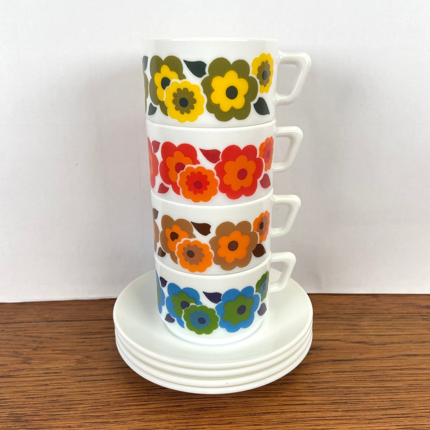 Vintage Arcopal Lotus kop en schotels