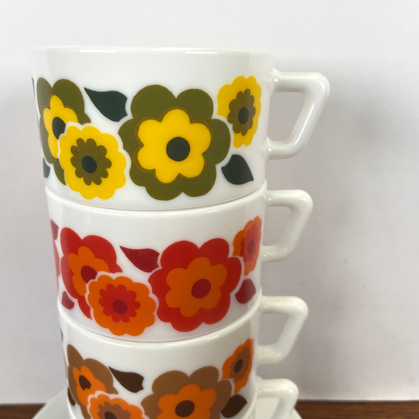 Vintage Arcopal Lotus kop en schotels