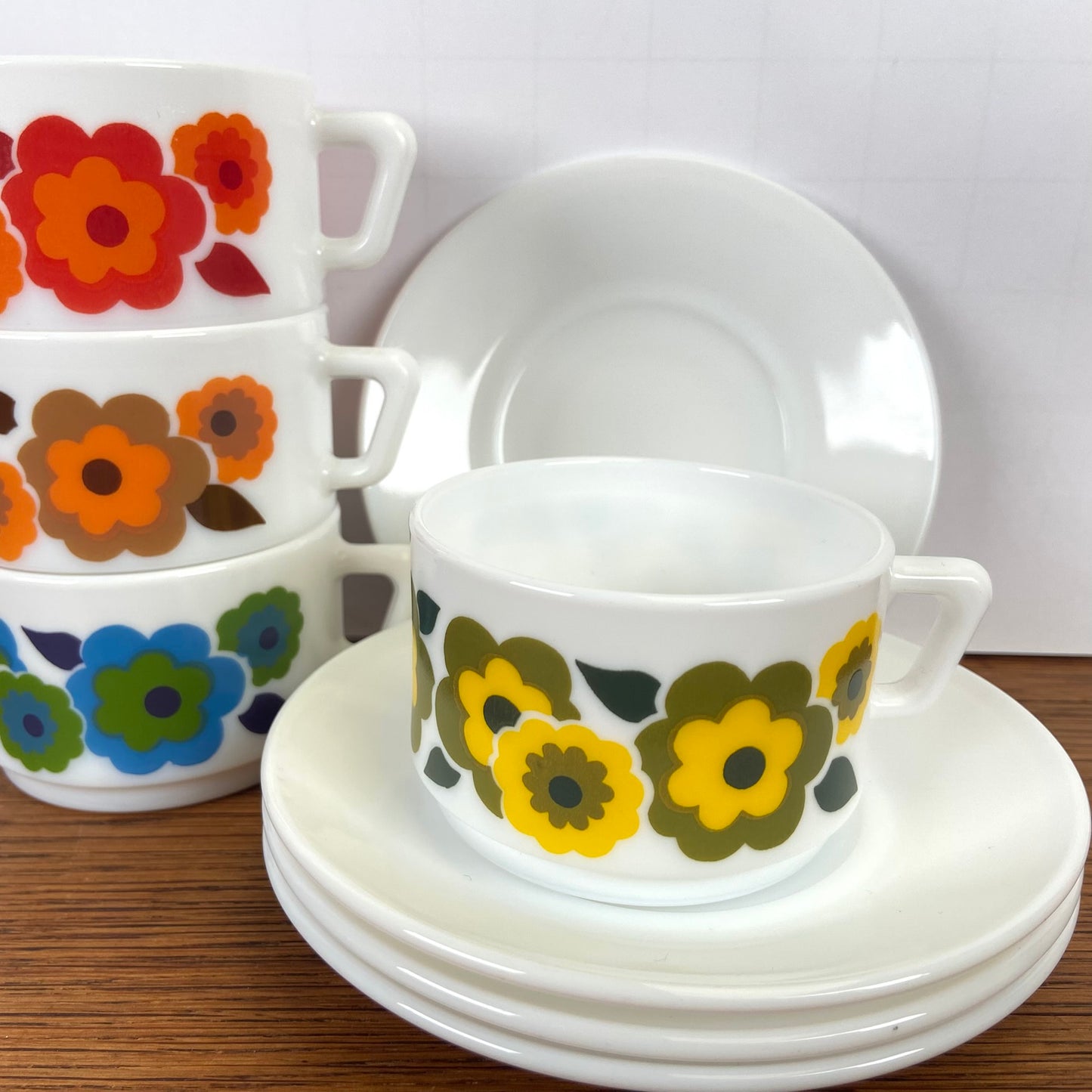 Vintage Arcopal Lotus kop en schotels