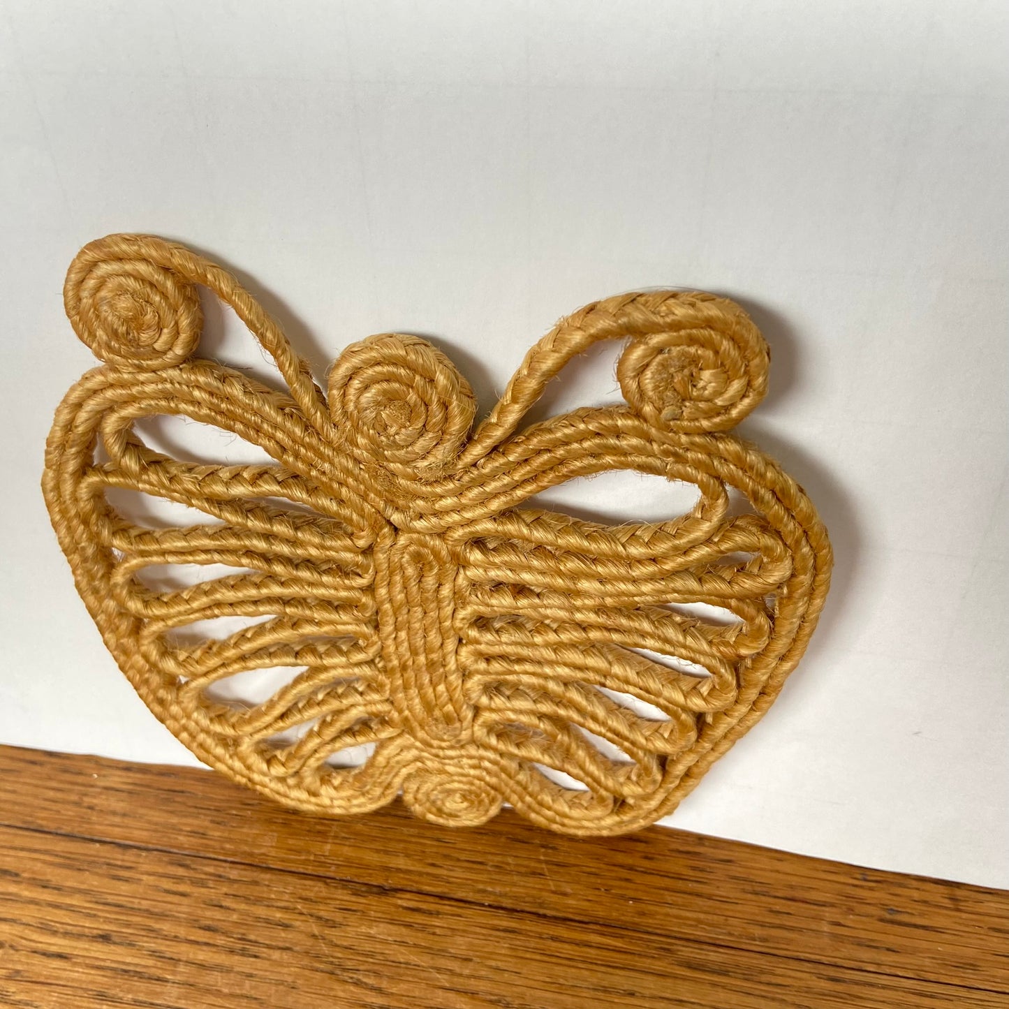 Vintage rieten onderzetter vlinder