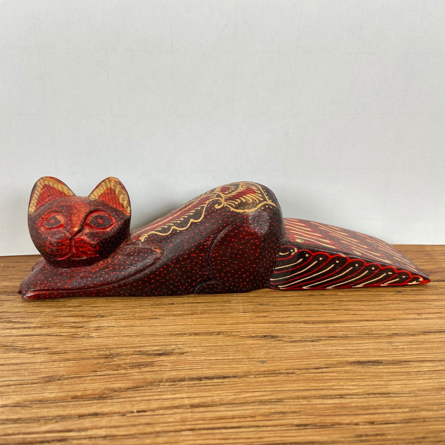 Houten deurstopper liggende kat