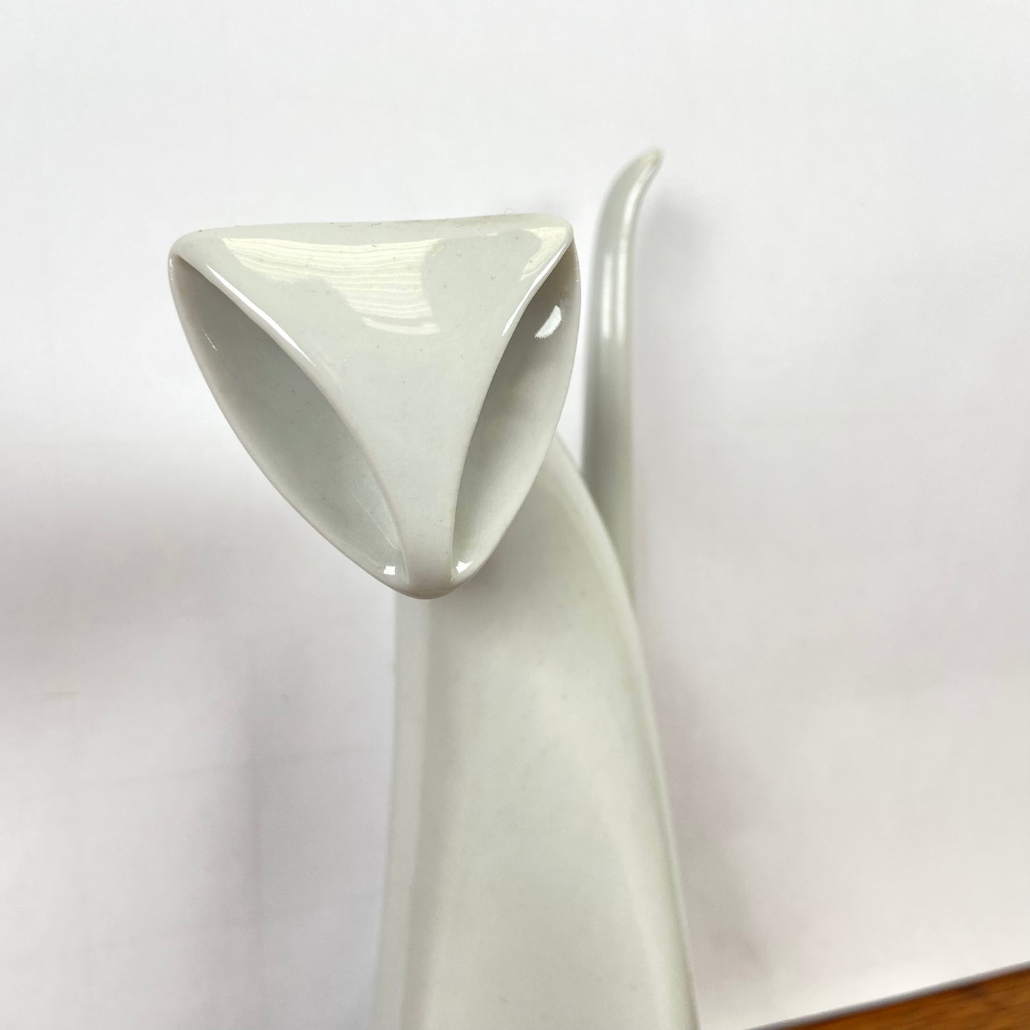 Witte design kat Royal Dux