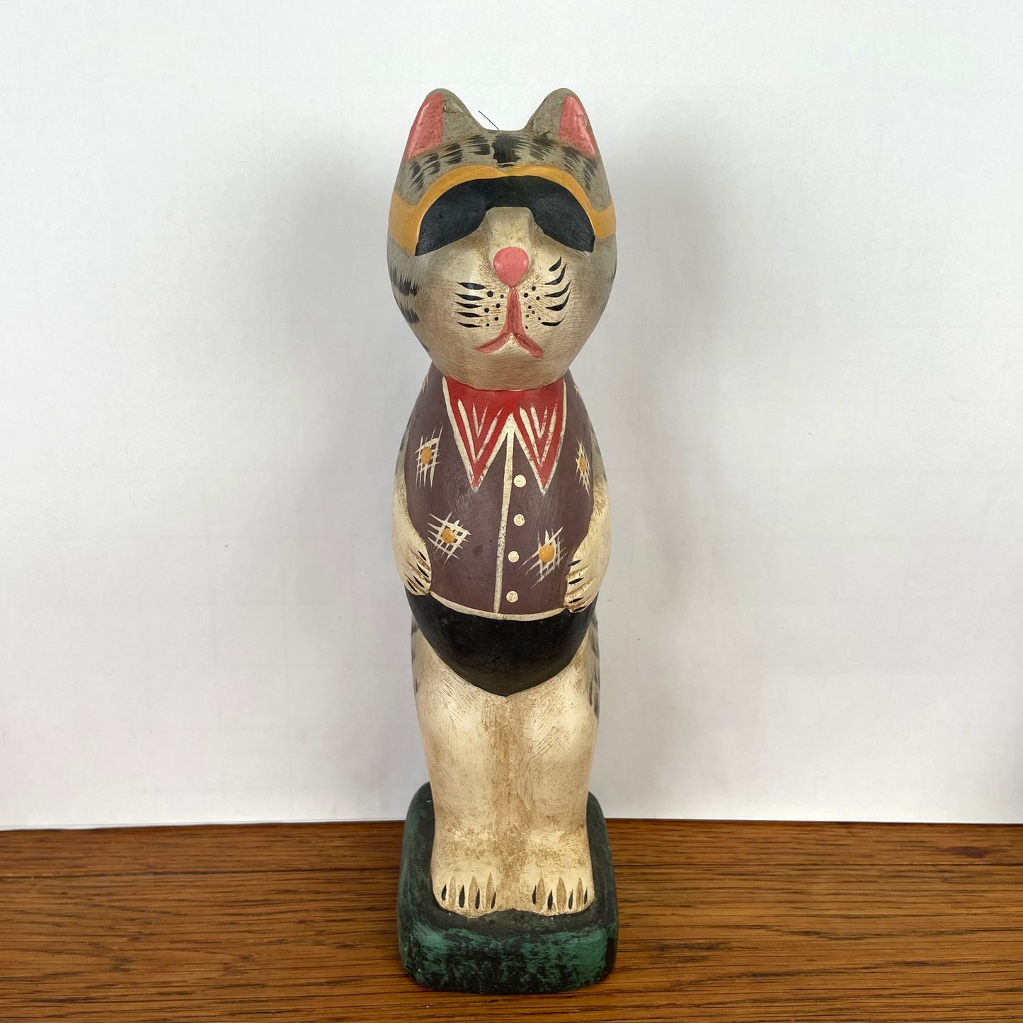 Houten kat in zomer tenue