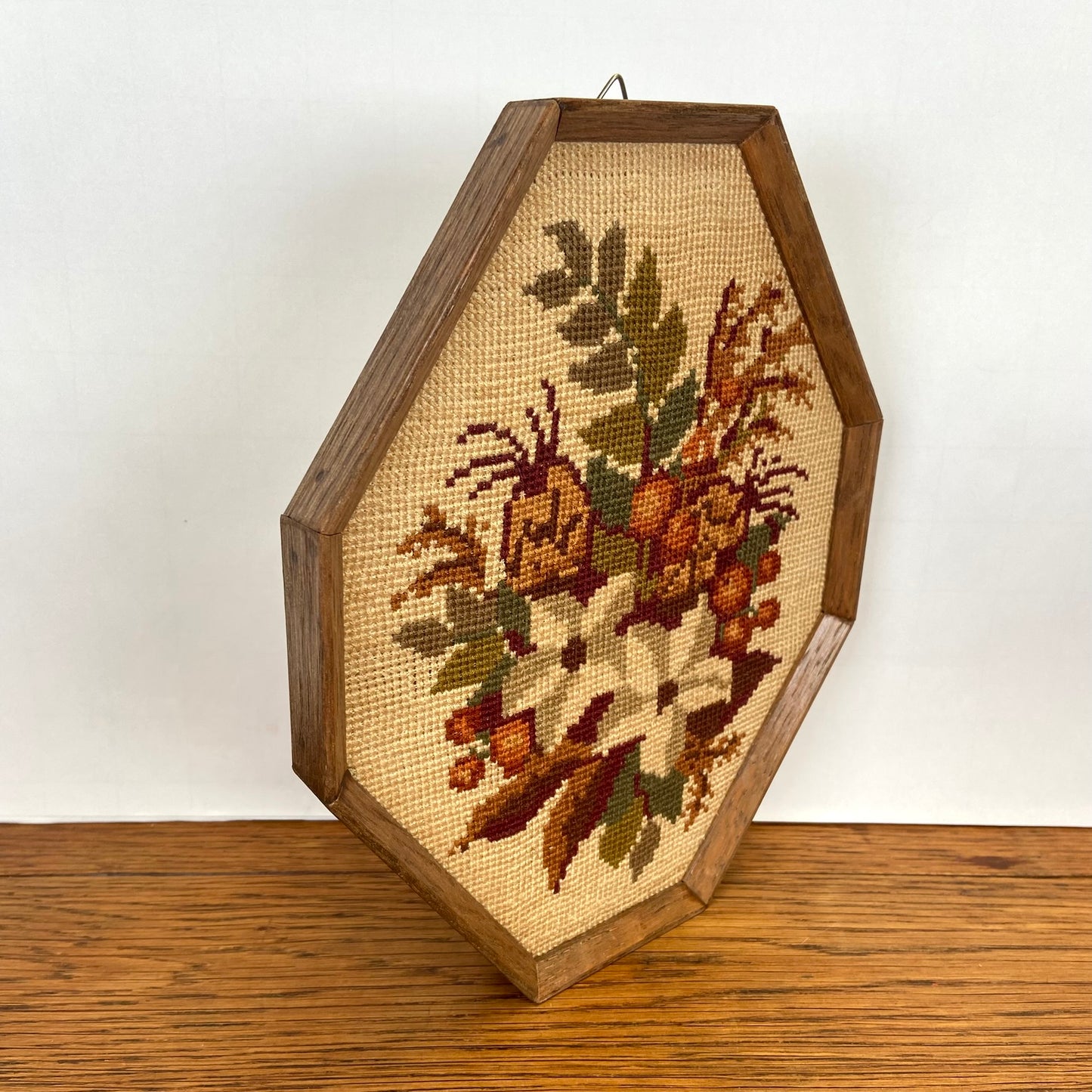 Vintage geborduurd schilderijtje bloemen