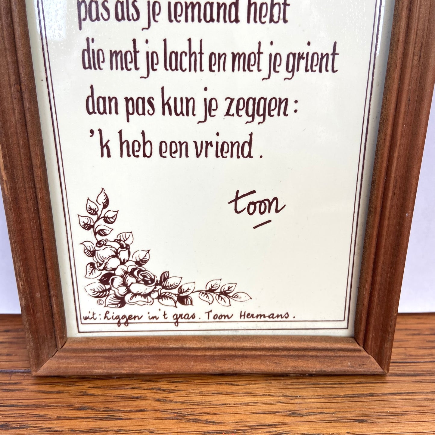 Vintage tegel met spreuk Toon Hermans