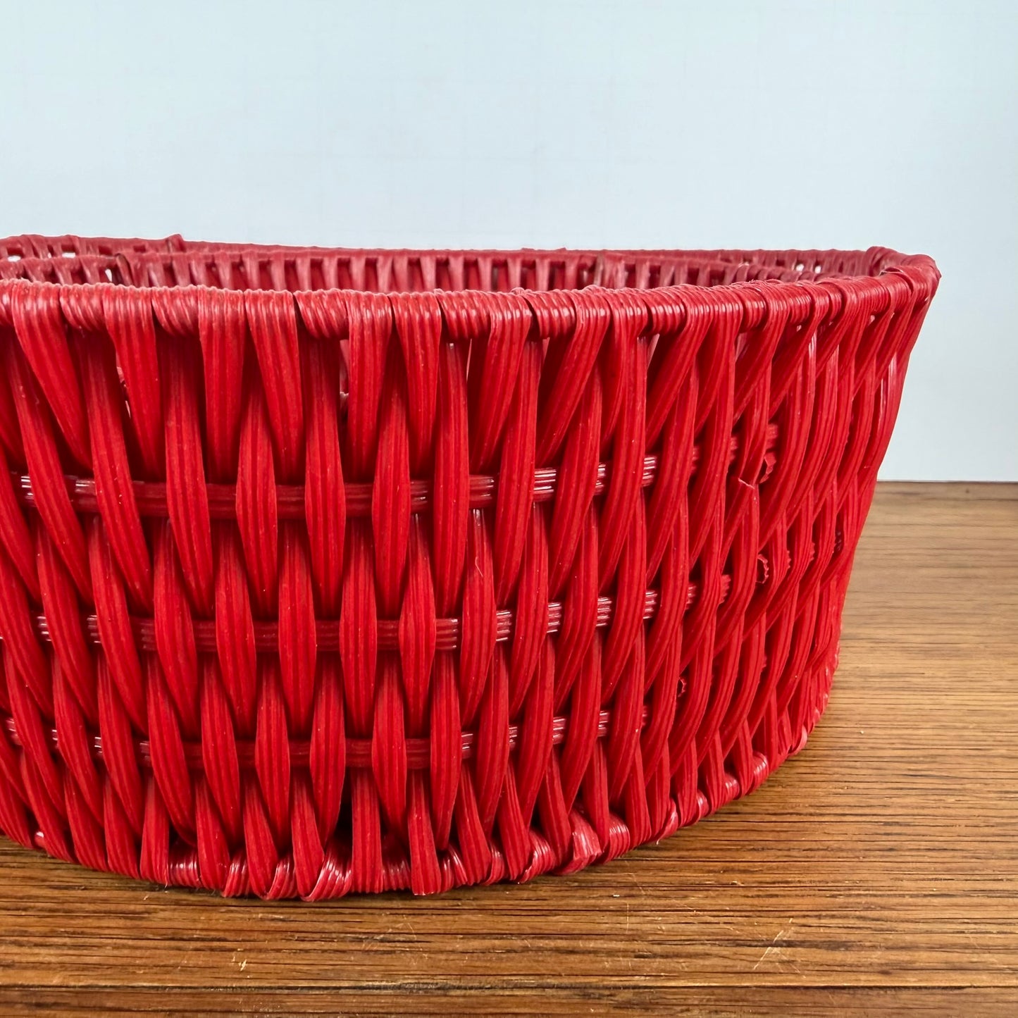 Vintage rode kunststof mandjes