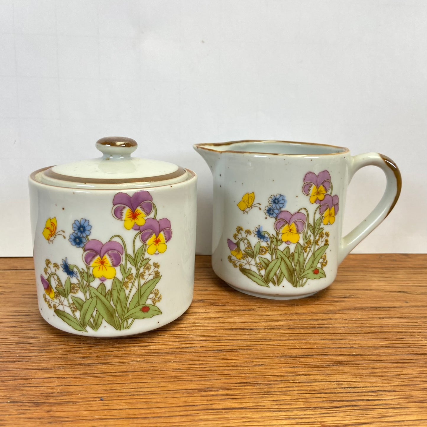 Melk en suiker stel wilde bloemen viooltjes