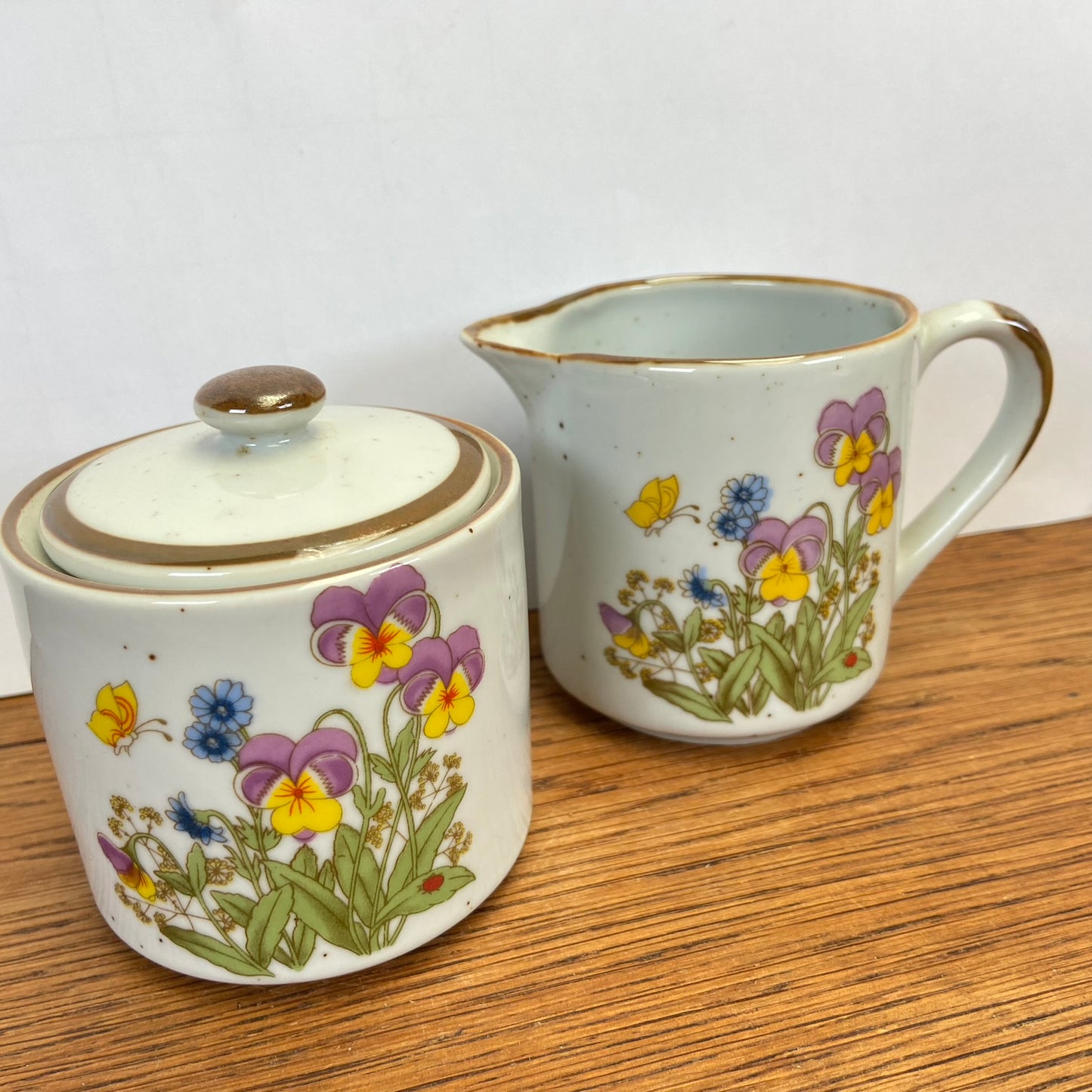 Melk en suiker stel wilde bloemen viooltjes