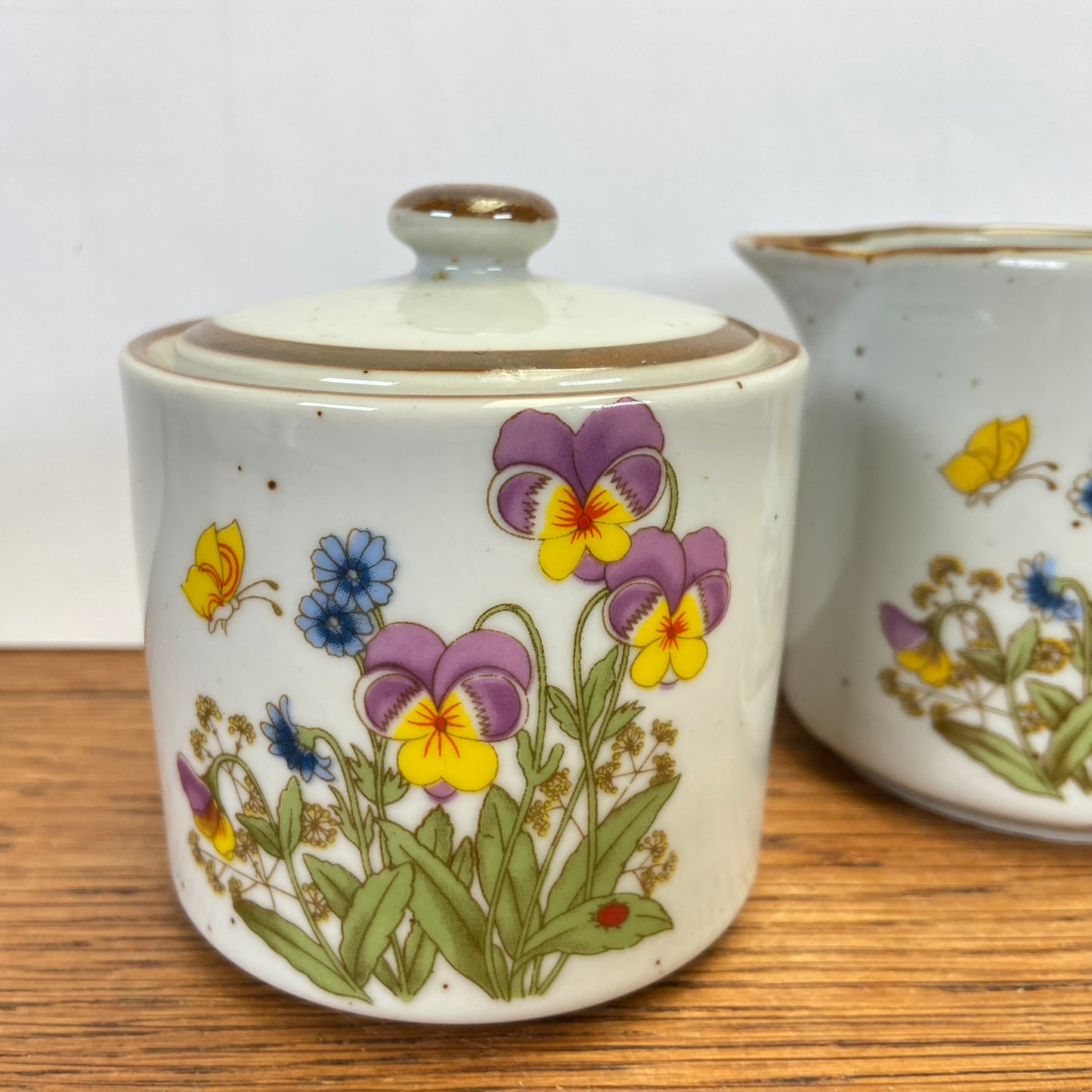 Melk en suiker stel wilde bloemen viooltjes