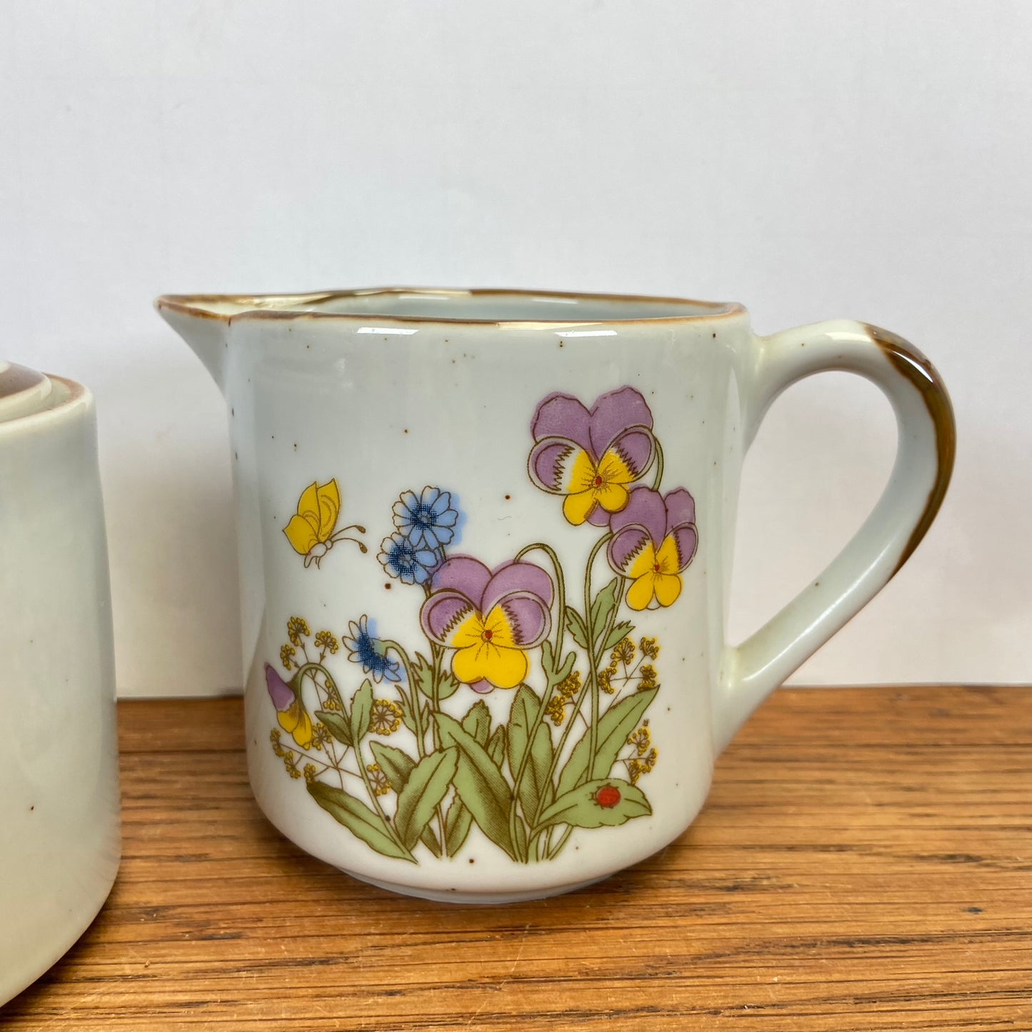 Melk en suiker stel wilde bloemen viooltjes