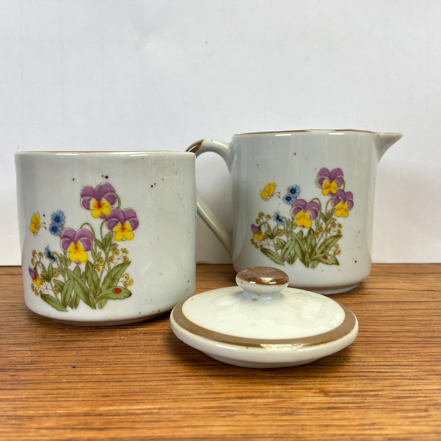 Melk en suiker stel wilde bloemen viooltjes