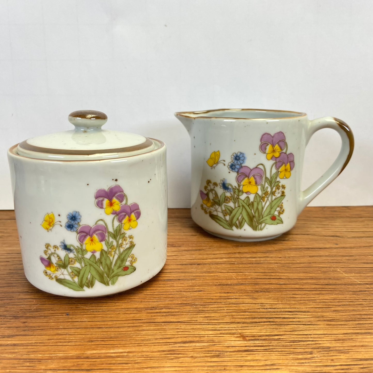 Melk en suiker stel wilde bloemen viooltjes