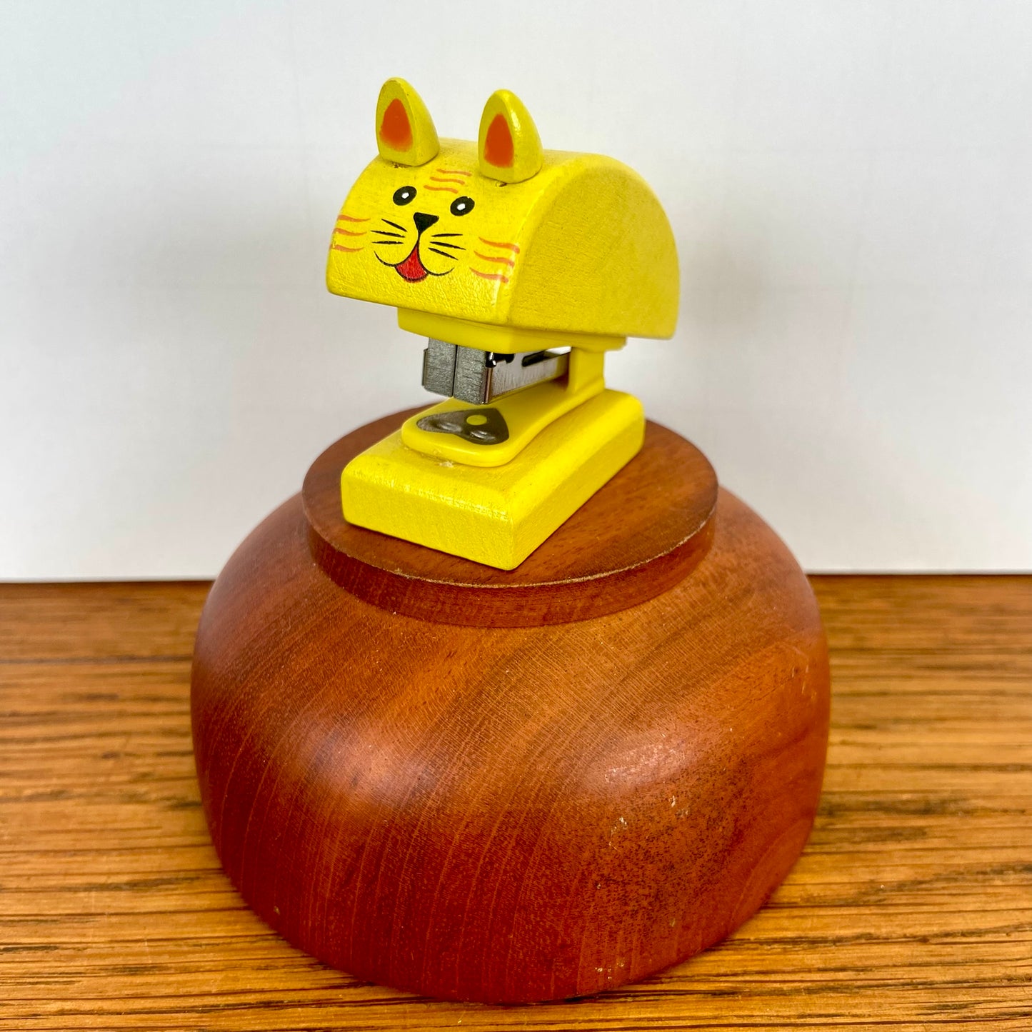 Kleine nietmachine kat