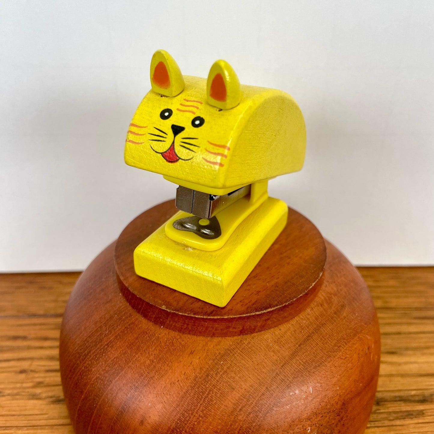 Kleine nietmachine kat