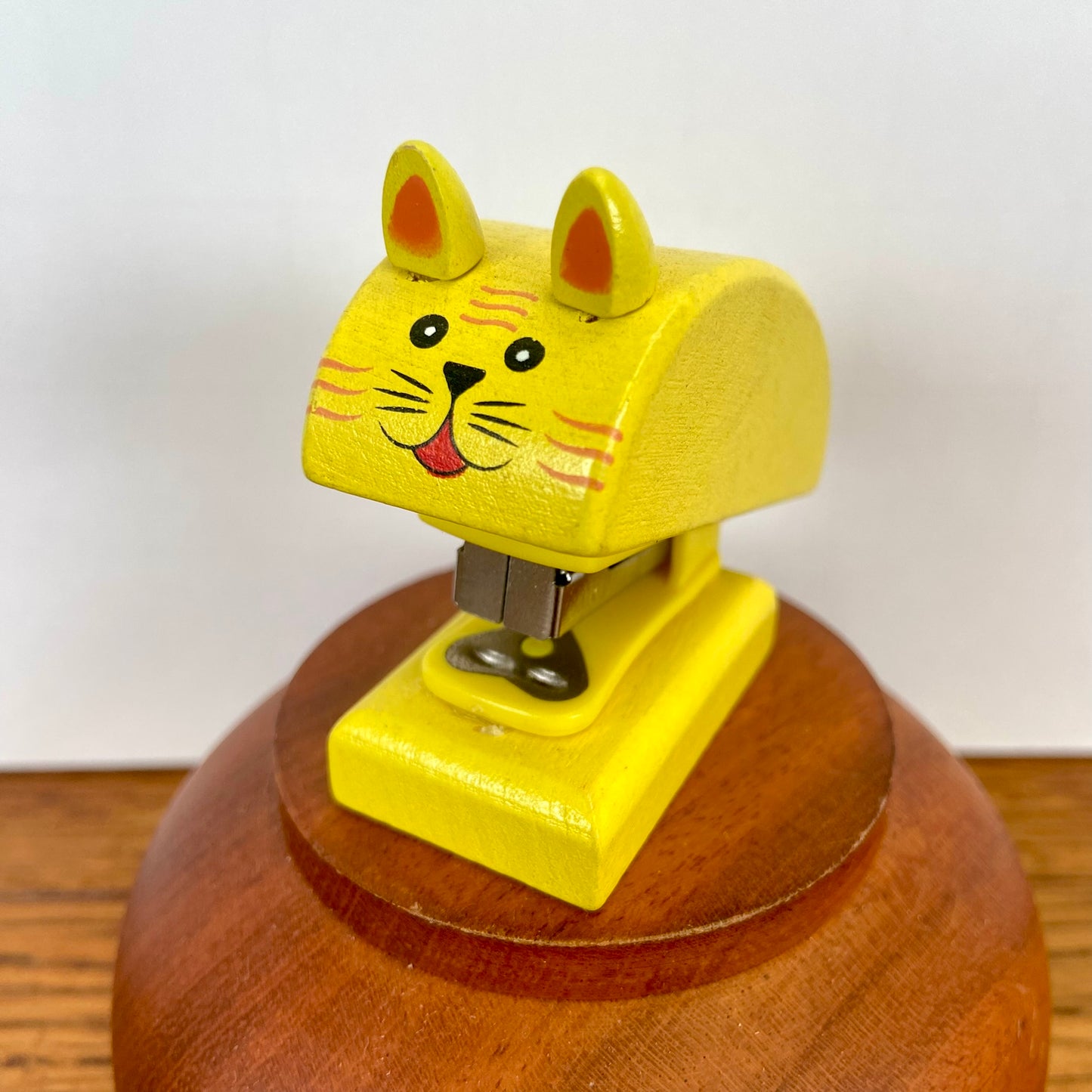 Kleine nietmachine kat