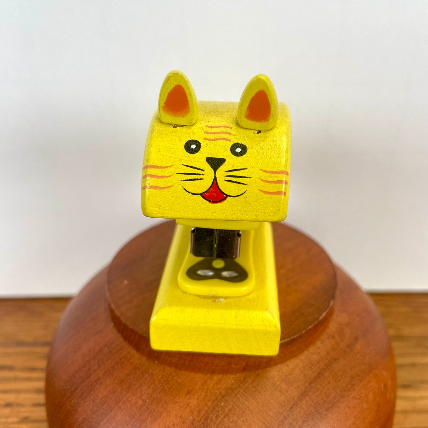 Kleine nietmachine kat