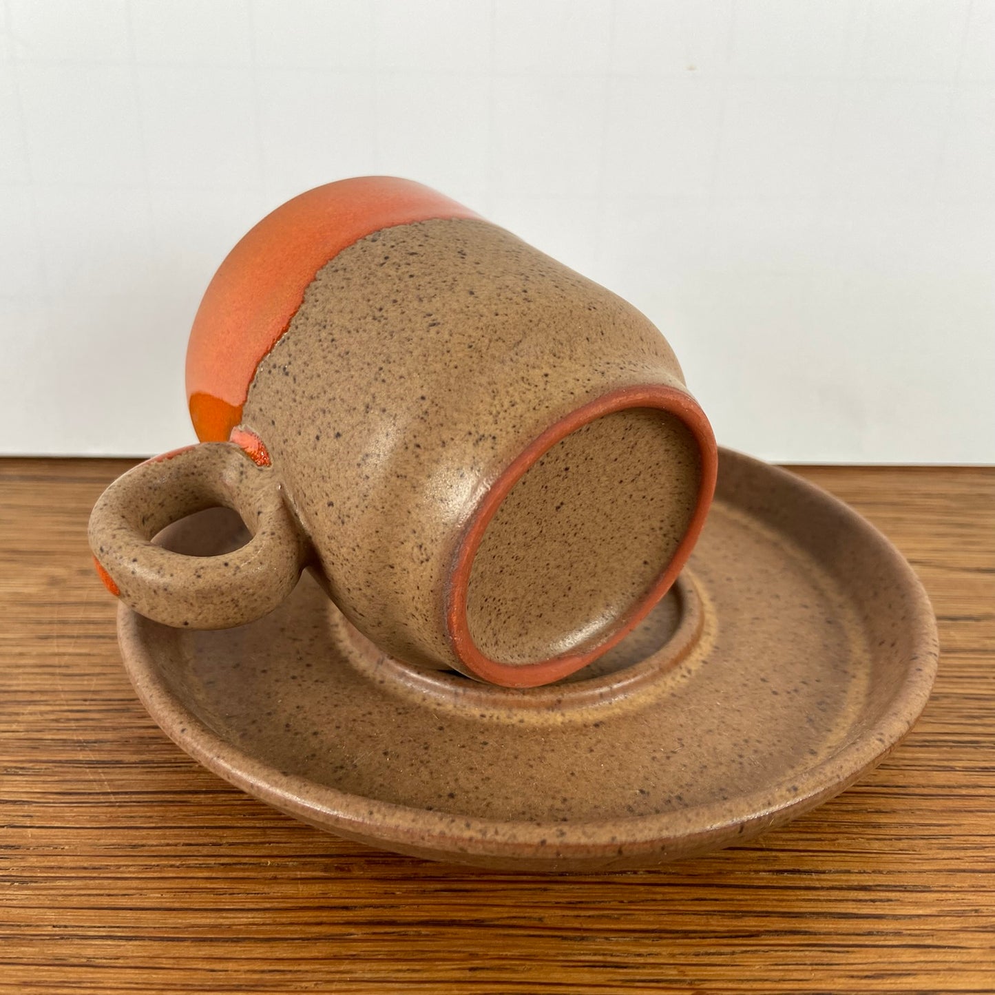 Kop en schotel oranje bruin