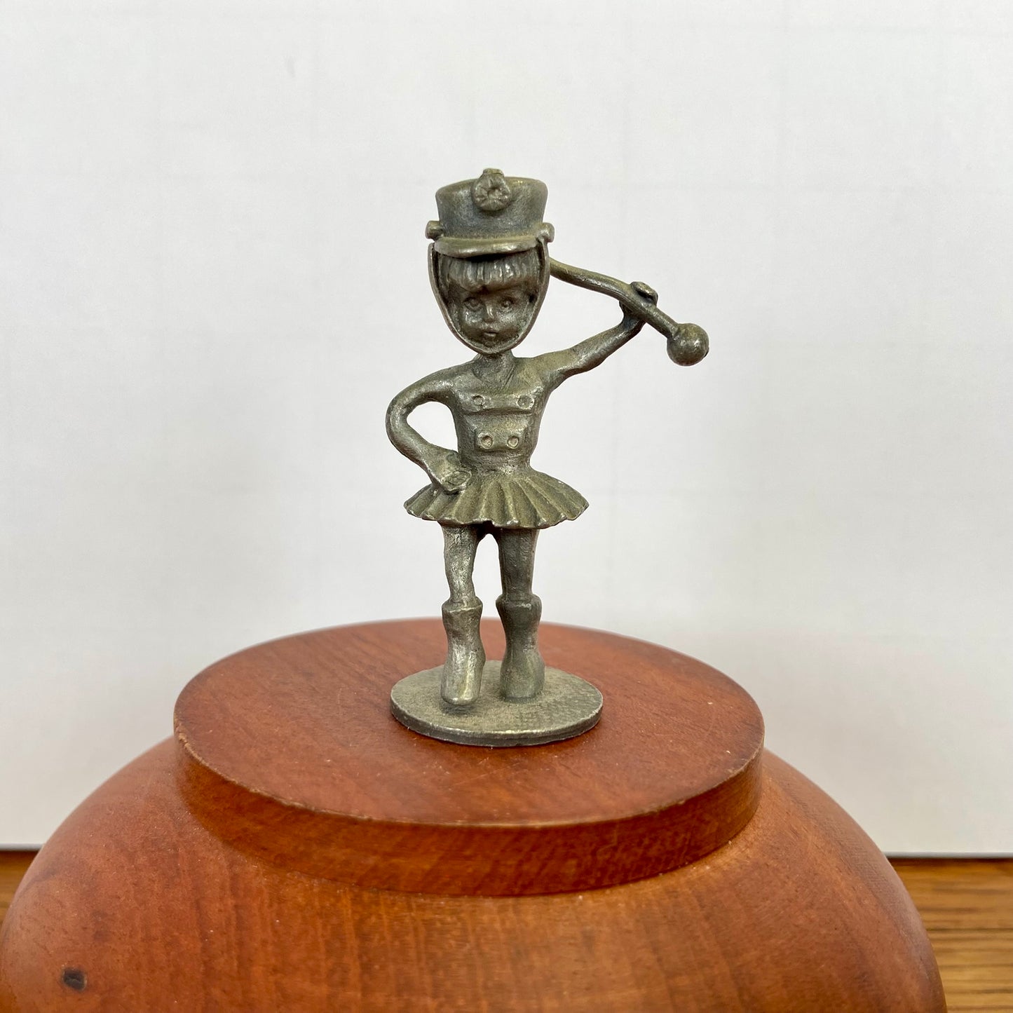 Vintage tinnen beeldje majorette