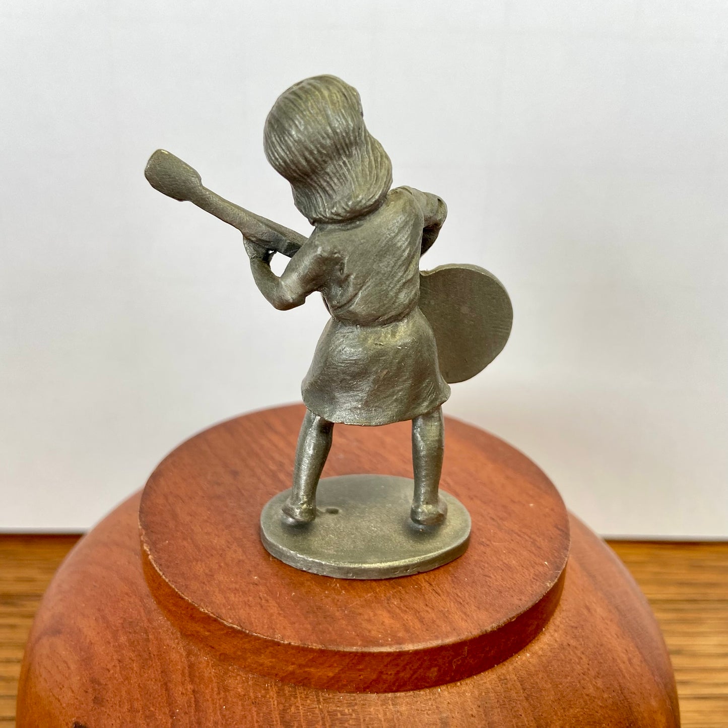 Vintage tinnen beeldje meisje met gitaar