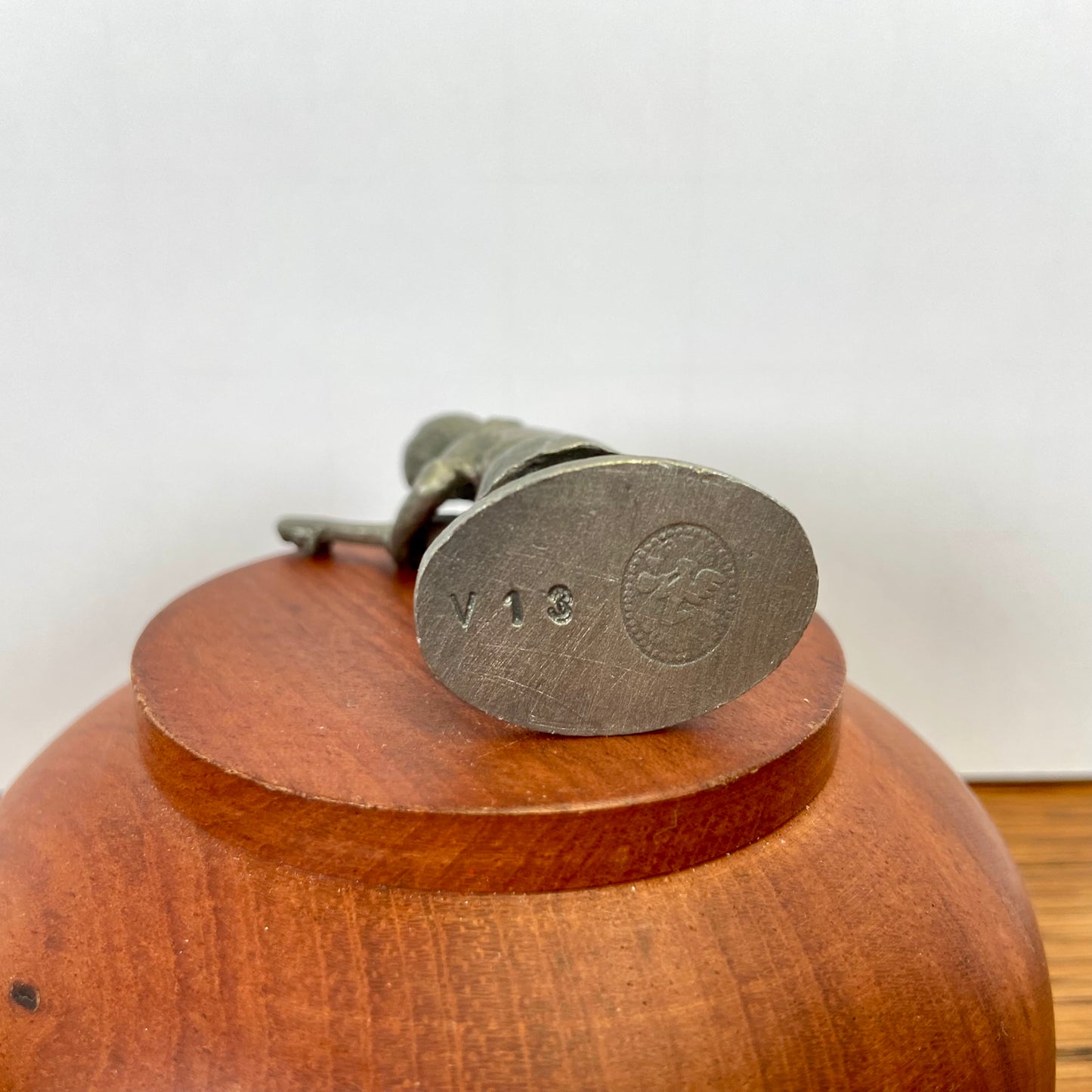 Vintage tinnen beeldje meisje met gitaar